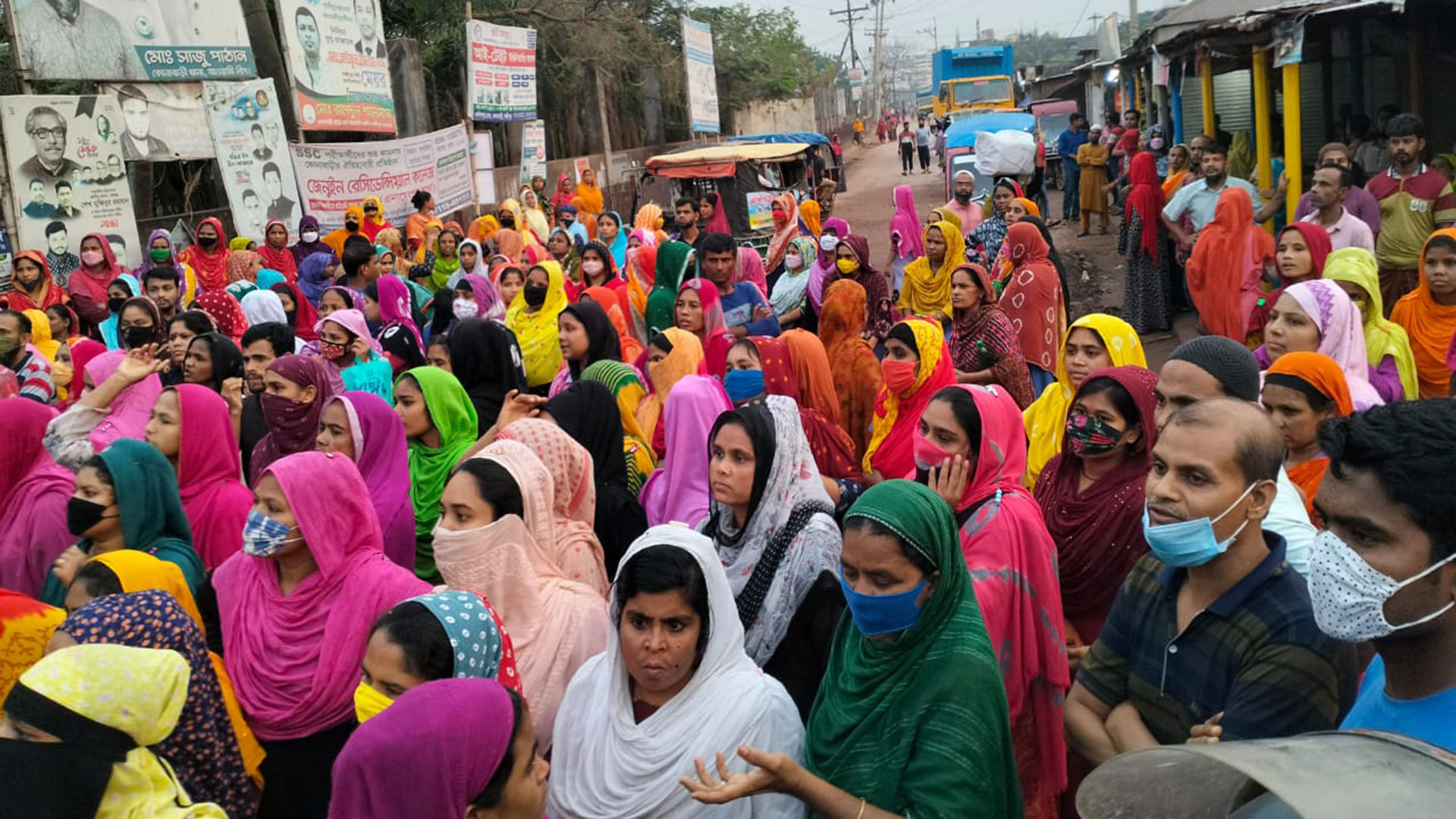কোনাবাড়ীতে বকেয়া বেতনের দাবিতে পোশাক শ্রমিকদের বিক্ষোভ