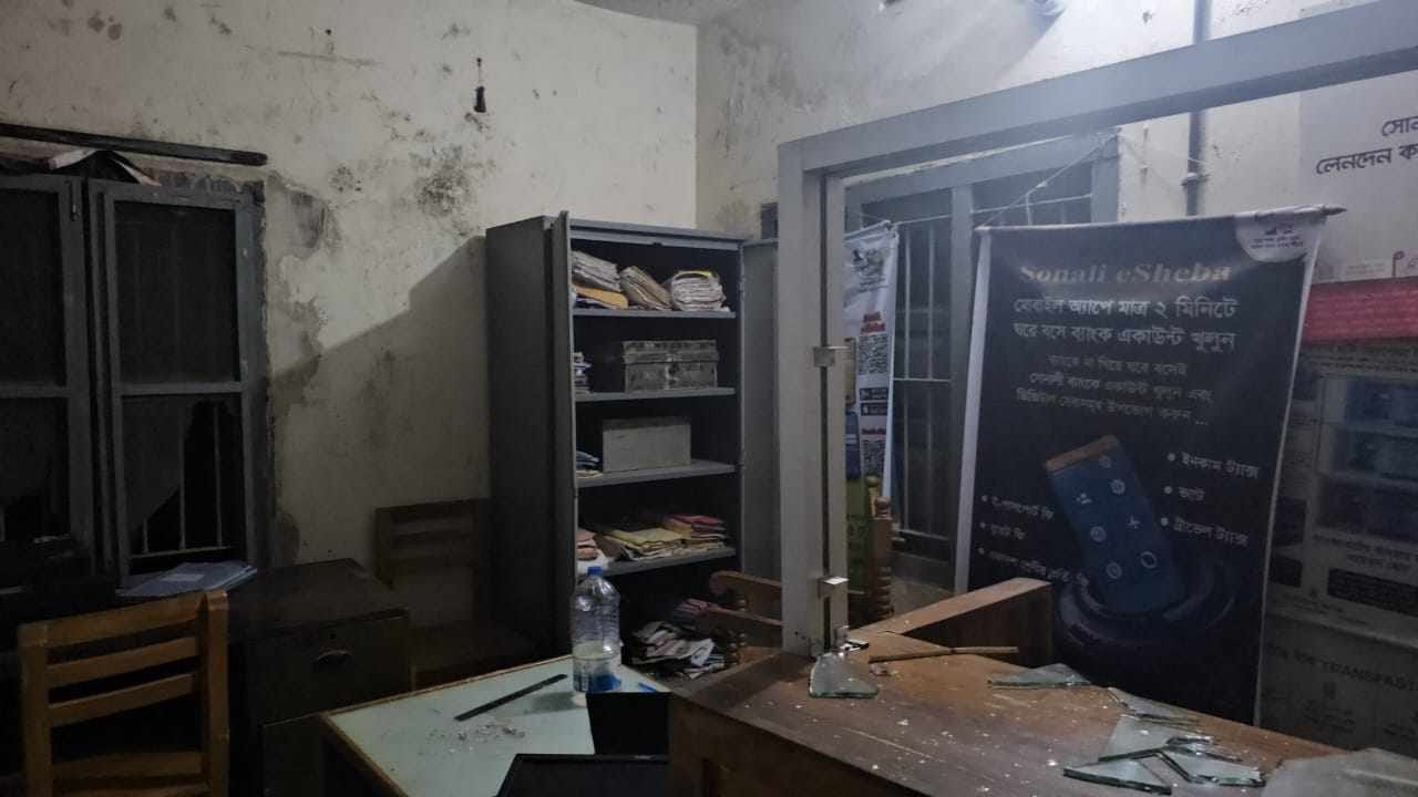 রুমায় সোনালী ব্যাংকে ডাকাতি, ম্যানেজারকে অপহরণ