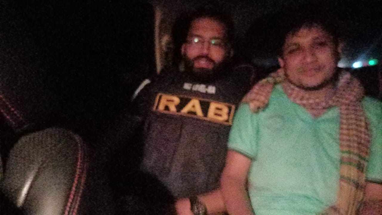 র‍্যাবের মধ্যস্থতায় সোনালী ব্যাংকের রুমা শাখার ম্যানেজারকে উদ্ধার