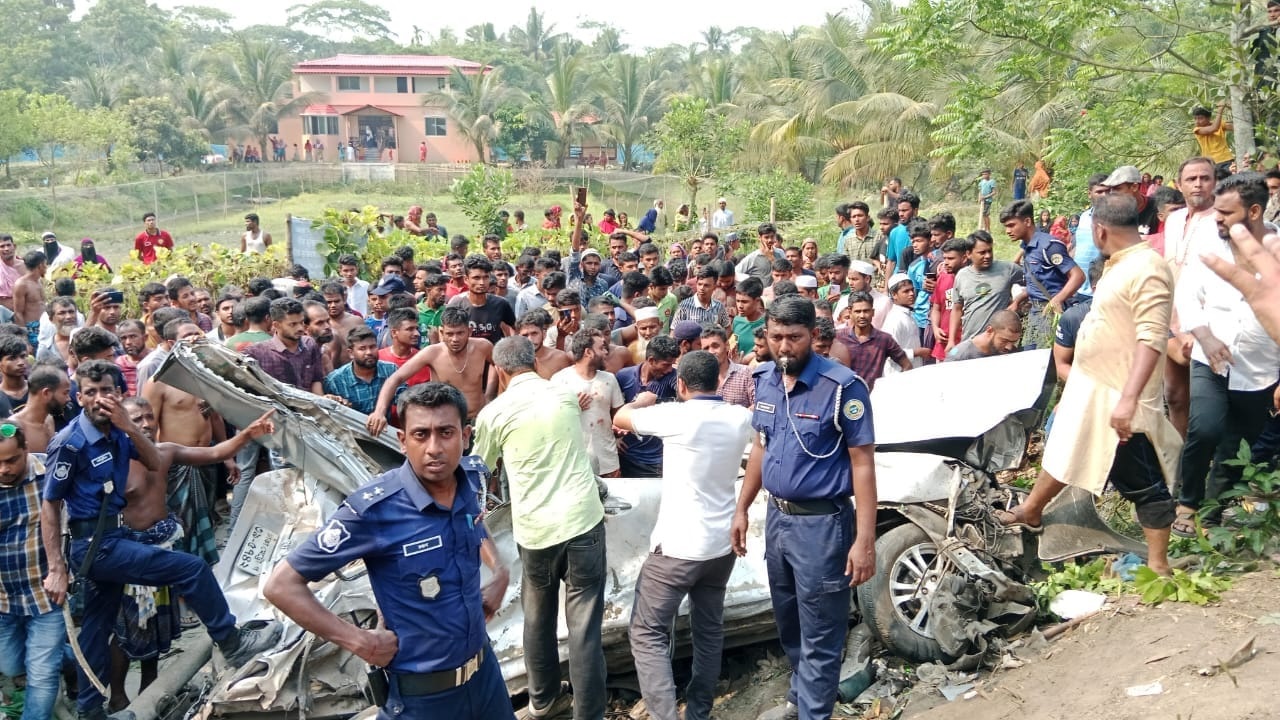 অটোরিকশা-প্রাইভেটকারে ‘নিয়ন্ত্রণ হারানো’ ট্রাকের ধাক্কায় নিহত অন্তত ১৪