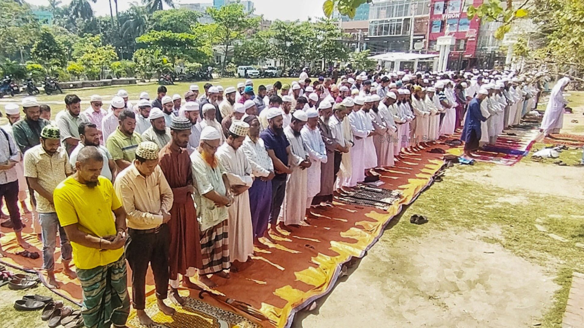 বৃষ্টির আশায় জেলায় জেলায় বিশেষ নামাজ-মোনাজাত