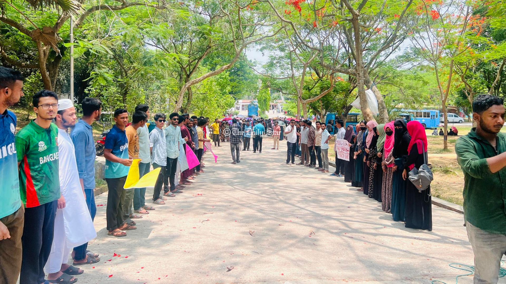 ‘দ্বন্দ্ব শিক্ষকদের, আমরা কেন বলির পাঁঠা’ হল ছাড়তে চান না কুবি শিক্ষার্থীরা