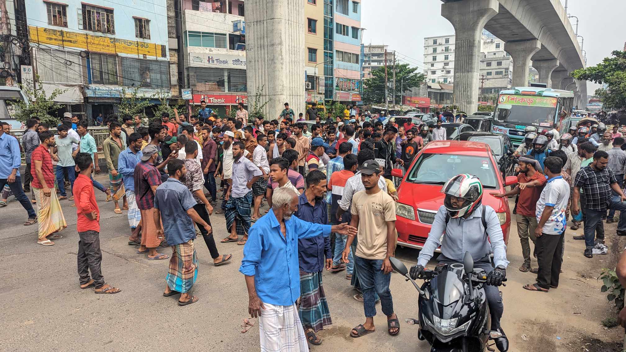 মিরপুরে সড়ক অবরোধ করে ব্যাটারিচালিত অটোরিকশা চালকদের বিক্ষোভ