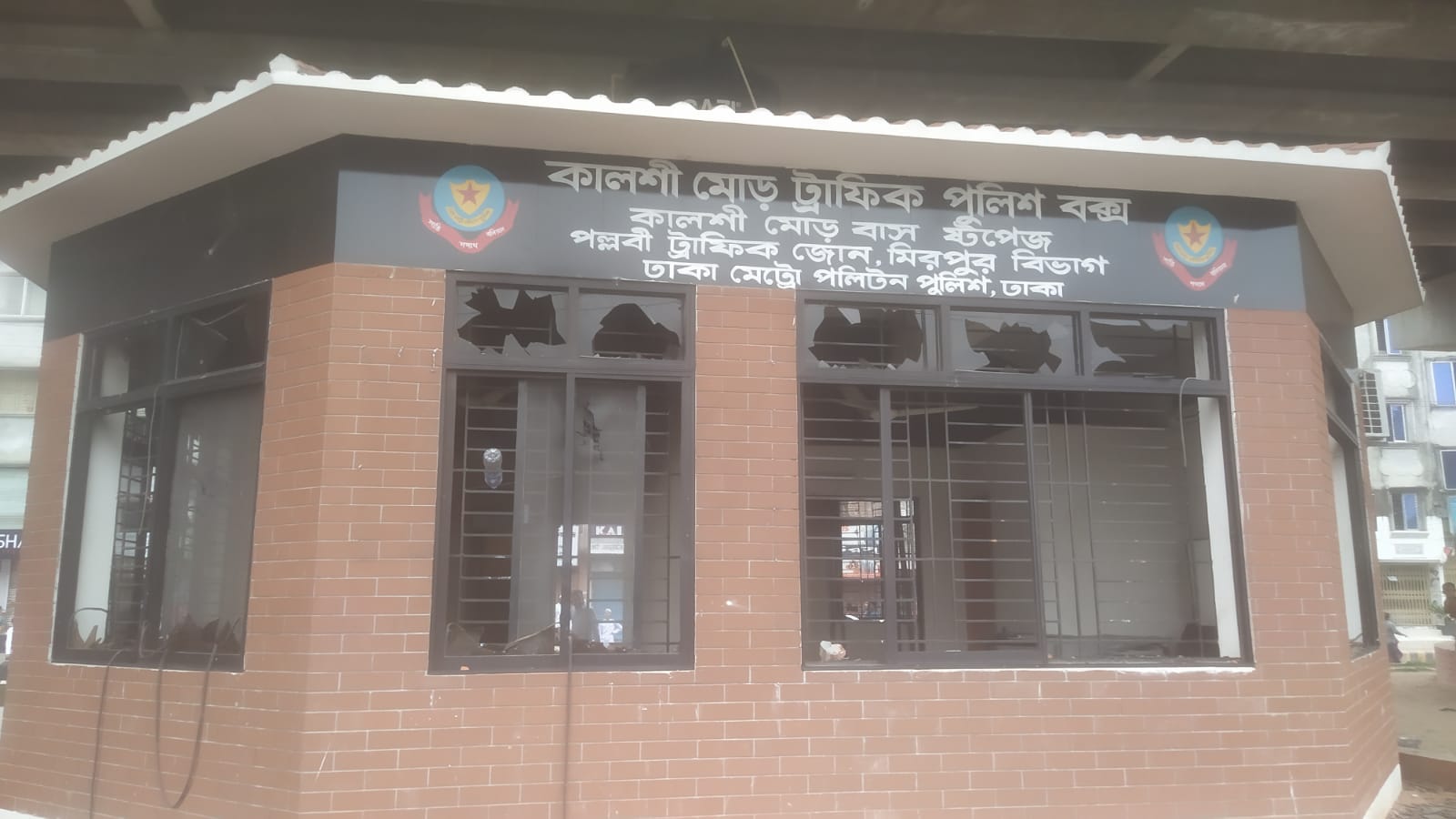 কালশীতে পুলিশ বক্সে ব্যাটারিচালিত রিকশাচালকদের আগুন