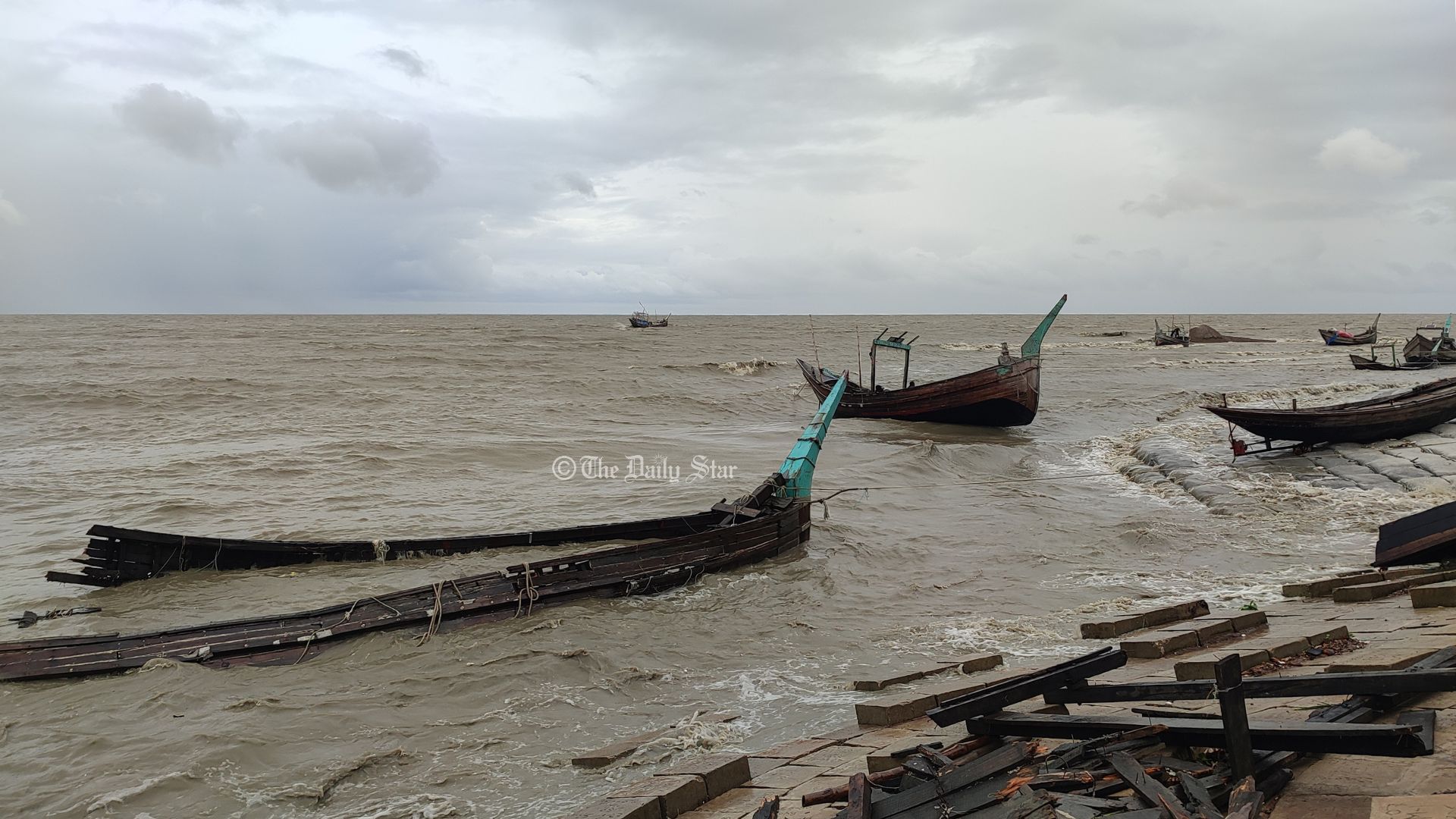 উপকূলের আরও কাছে রিমাল, মোংলায় আঘাত হানতে পারে রাত ১০টার মধ্যে