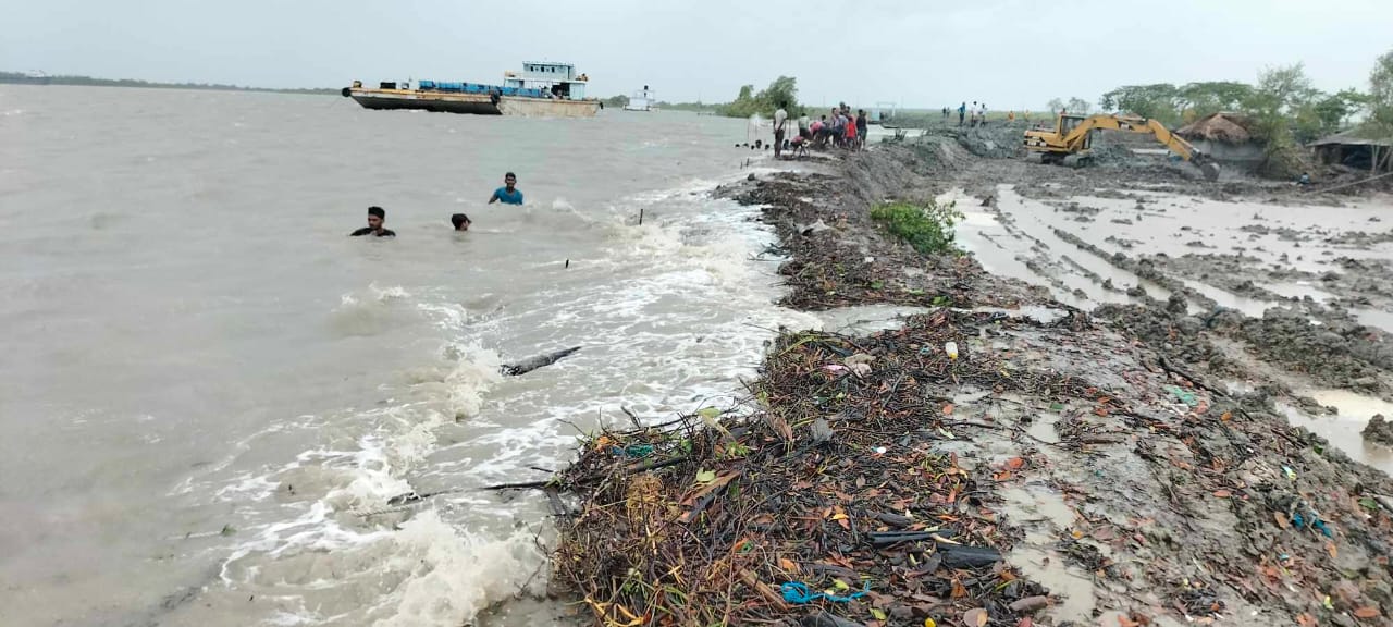 কয়রায় বেড়িবাঁধ উপচে পানি ঢুকছে লোকালয়ে