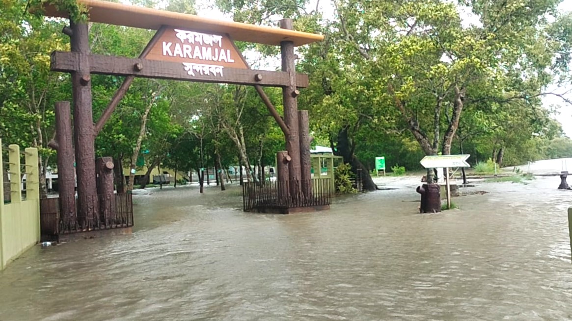 বিপৎসীমার ৫ ফুট উপরে পশুর নদ, স্ফীত জোয়ারের পানিতে প্লাবিত সুন্দরবন