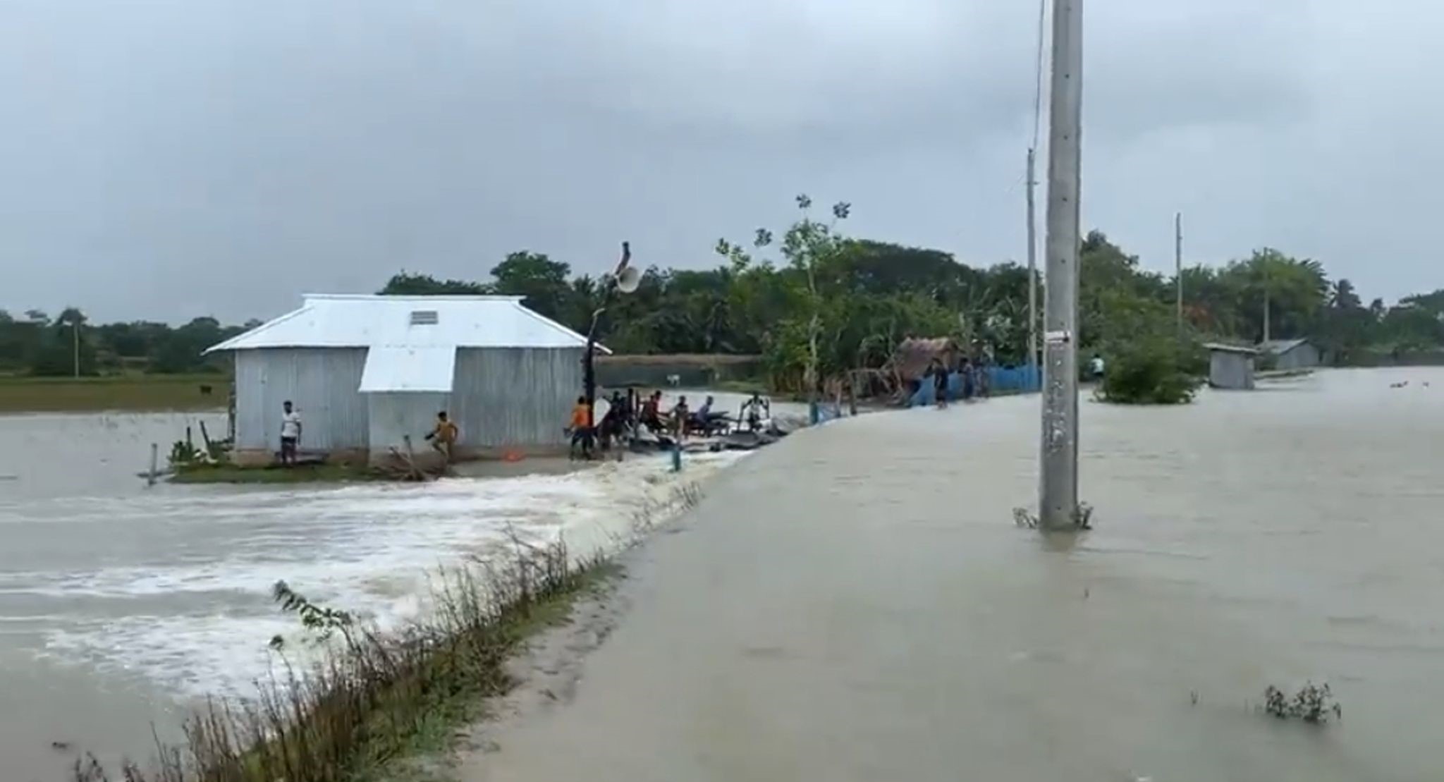 পটুয়াখালীতে স্বজনদের উদ্ধার করতে গিয়ে যুবকের মৃত্যু