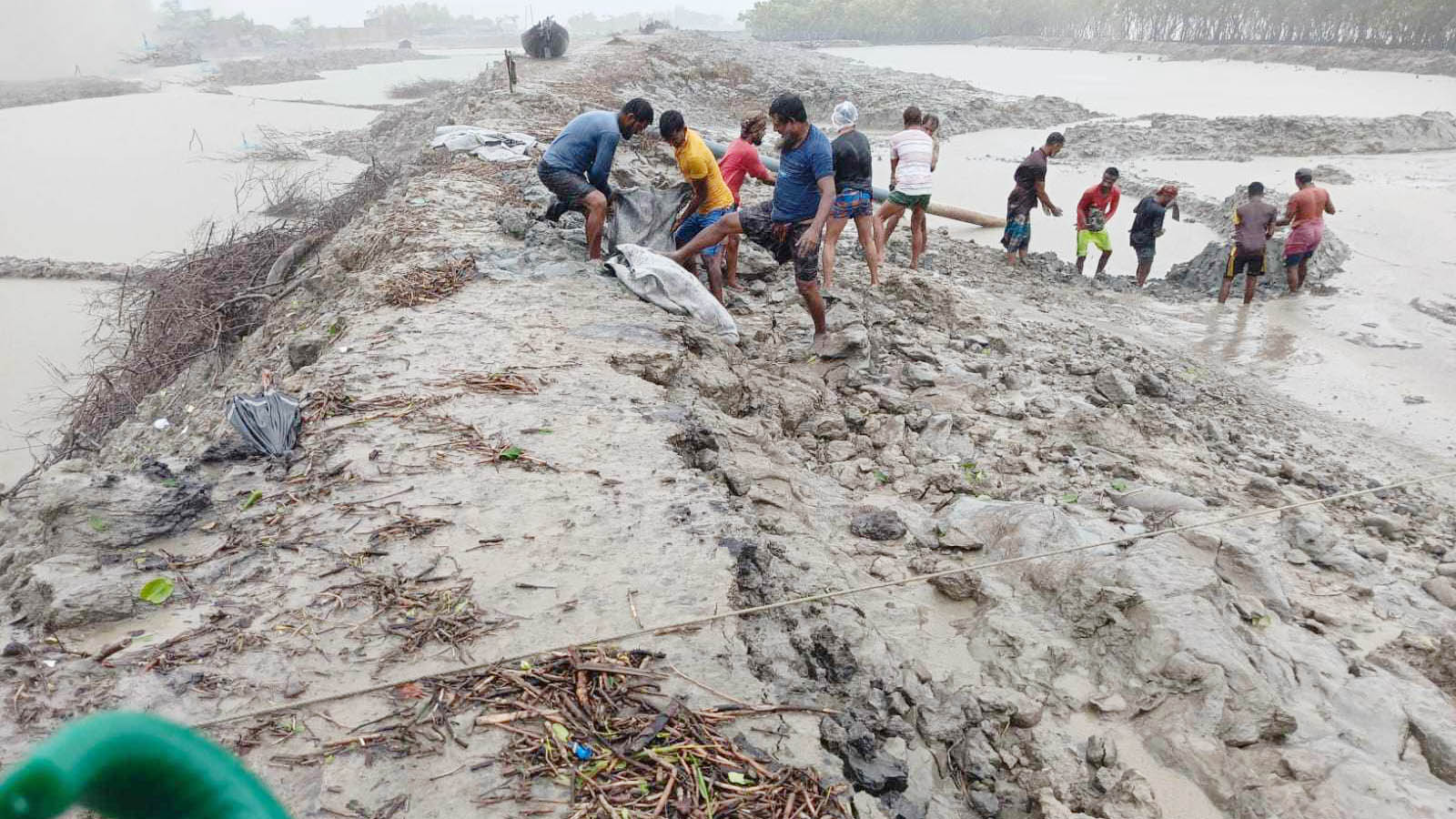 শ্যামনগরে দমকা বাতাসের সঙ্গে প্রবল বৃষ্টি, একাকার চিংড়ি ঘের