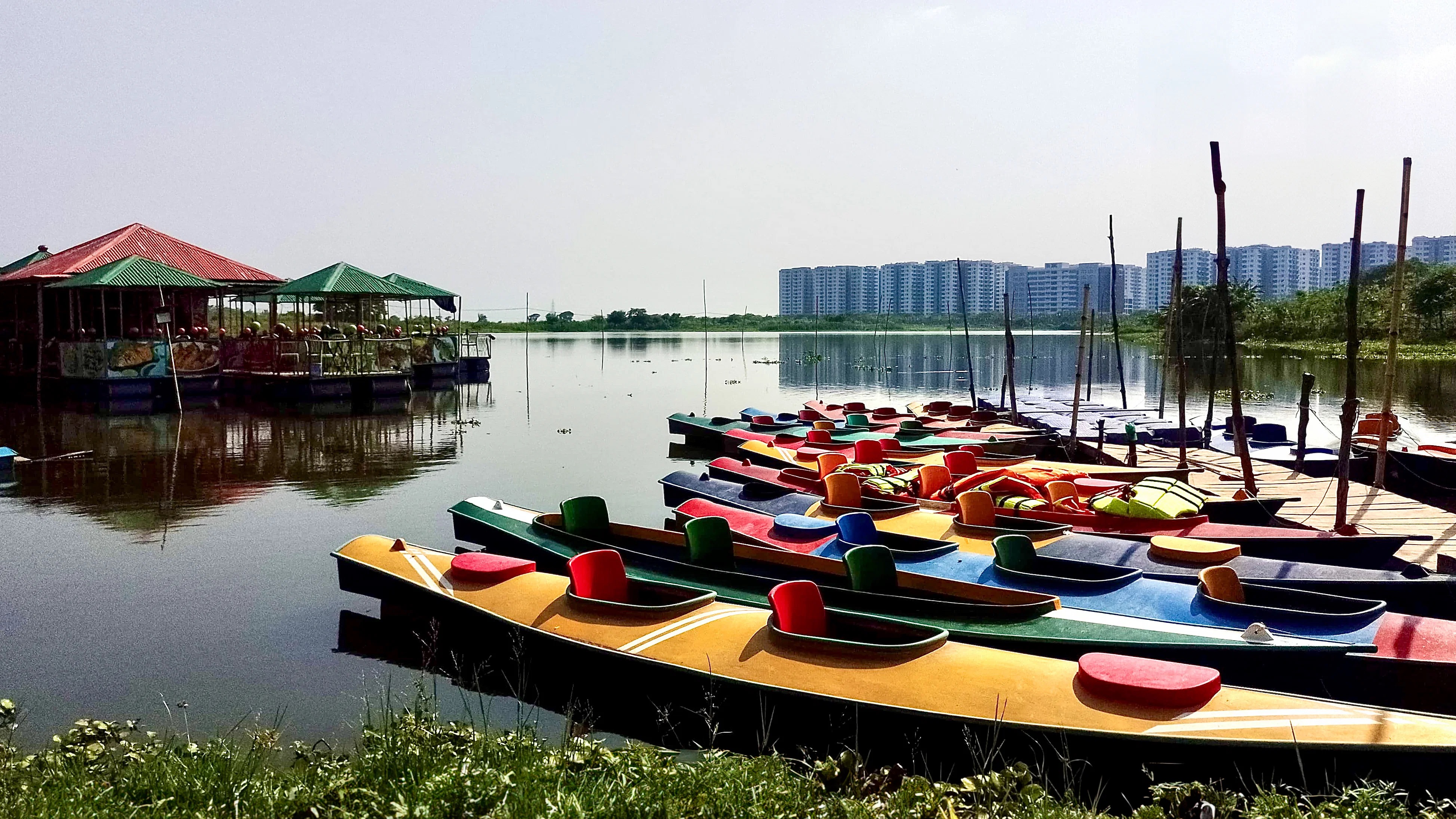 দিয়াবাড়িতে কায়াকিং করতে