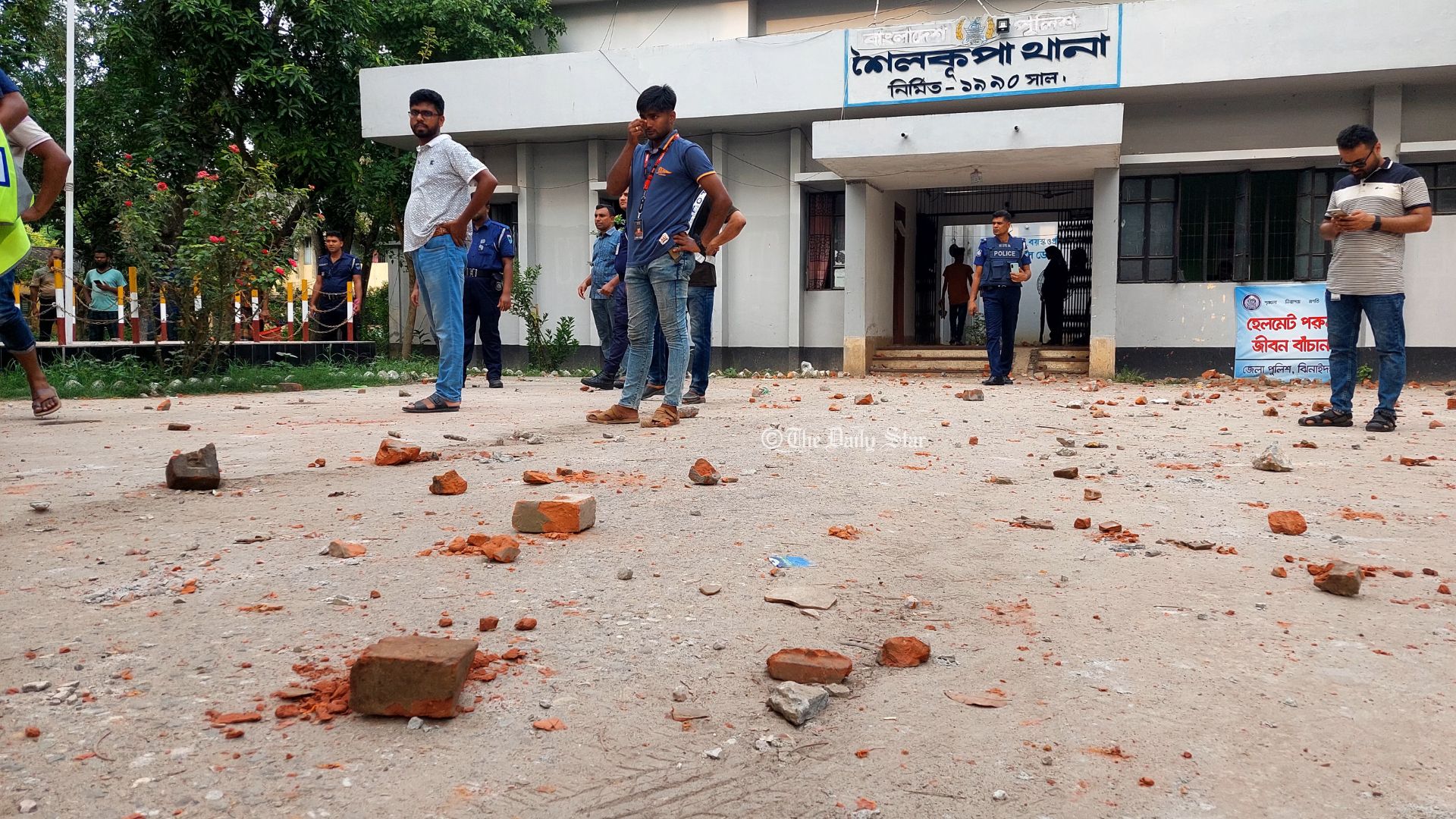 আসামি ছিনতাইয়ের চেষ্টা, শৈলকূপা থানা রণক্ষেত্র