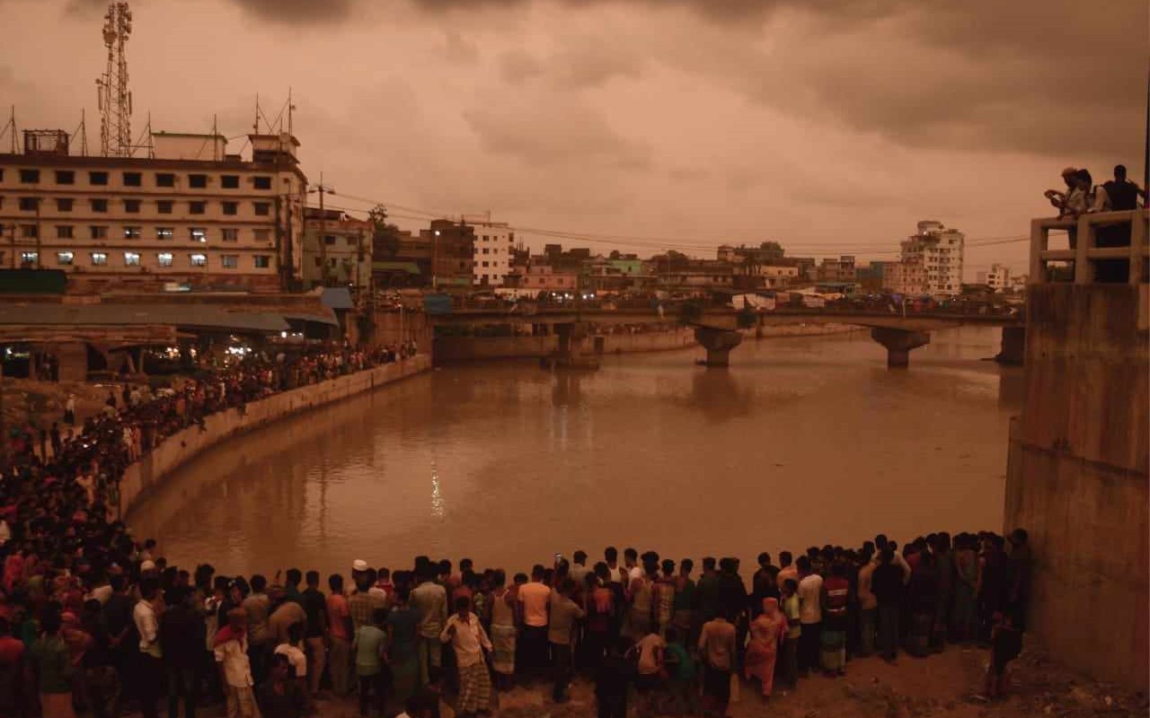 চট্টগ্রামে খালে পড়ে ২ শিশু নিখোঁজের খবরে ডুবুরিদলের অভিযান