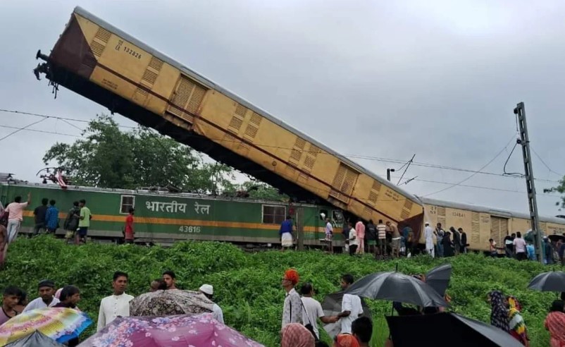 পশ্চিমবঙ্গে কাঞ্চনজঙ্ঘা এক্সপ্রেসে মালবাহী ট্রেনের ধাক্কা, নিহত ৫