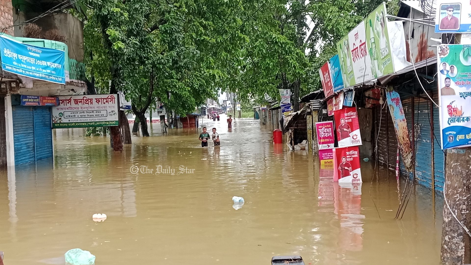 সিলেট-সুনামগঞ্জে বন্যা: সাড়ে ১২ লাখ মানুষ পানিবন্দি, আশ্রয়কেন্দ্রে ৩০ হাজার