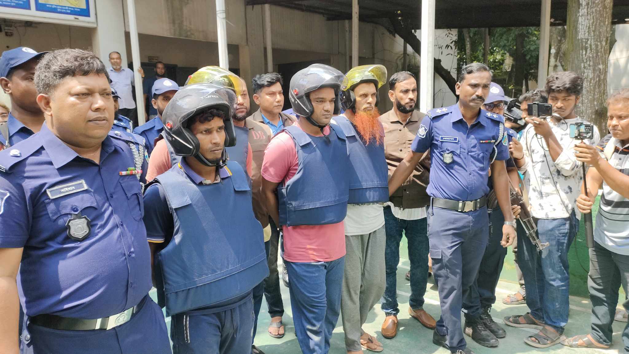 বগুড়া কারাগার থেকে পালিয়ে যাওয়া মৃত্যুদণ্ডপ্রাপ্ত ৪ আসামি আটক