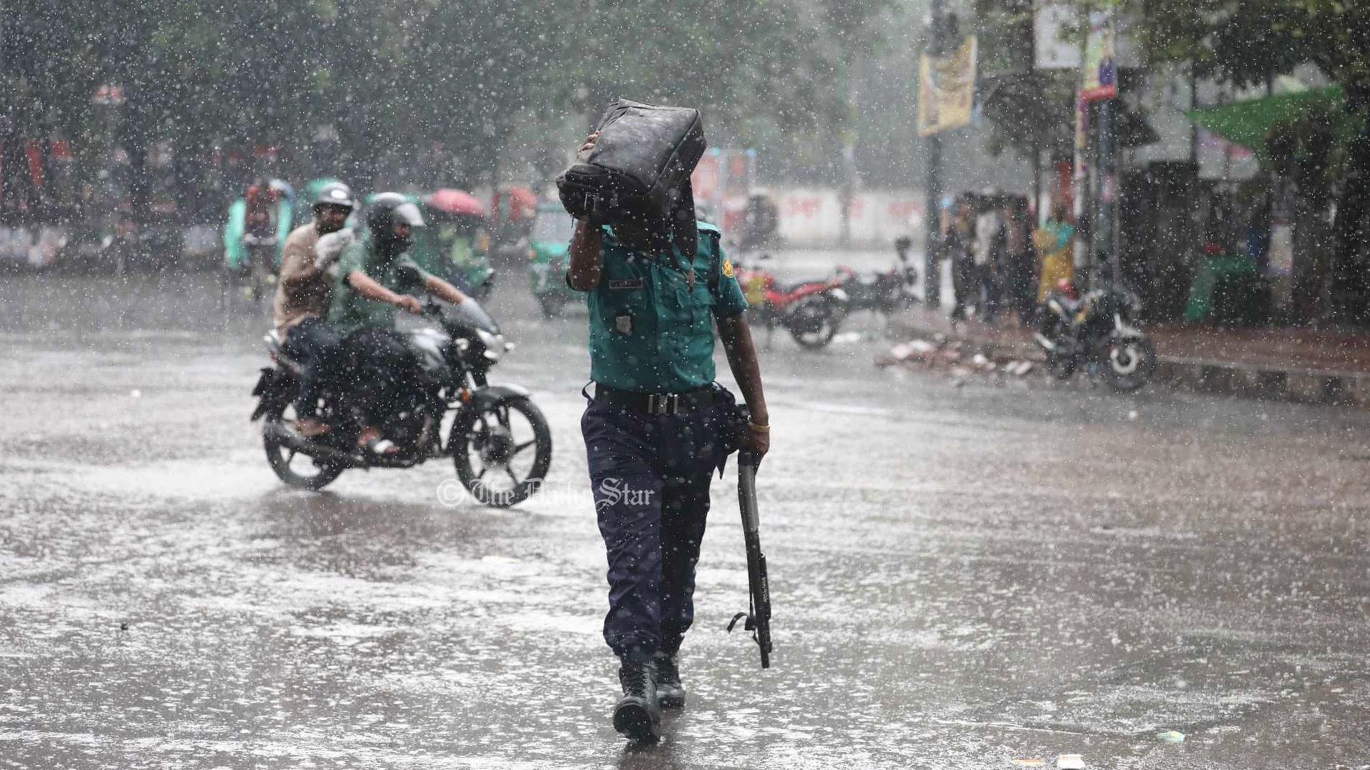 বৃহস্পতি-শুক্রবার ৫ বিভাগে অতি ভারী বর্ষণ, সিলেট-চট্টগ্রামে ভূমিধসের শঙ্কা