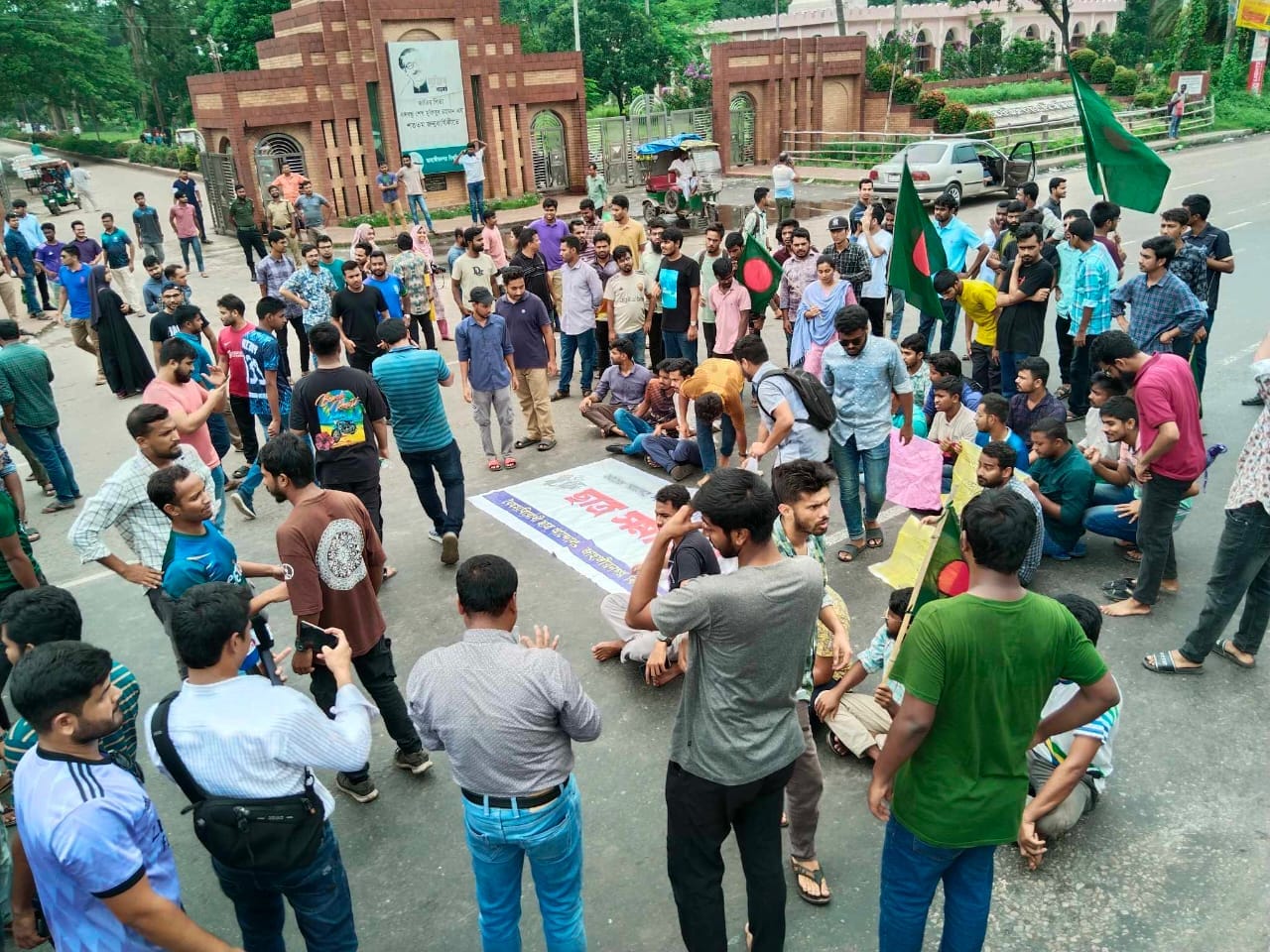 কোটা বাতিল দাবিতে জাবি শিক্ষার্থীদের ঢাকা-আরিচা মহাসড়ক অবরোধ