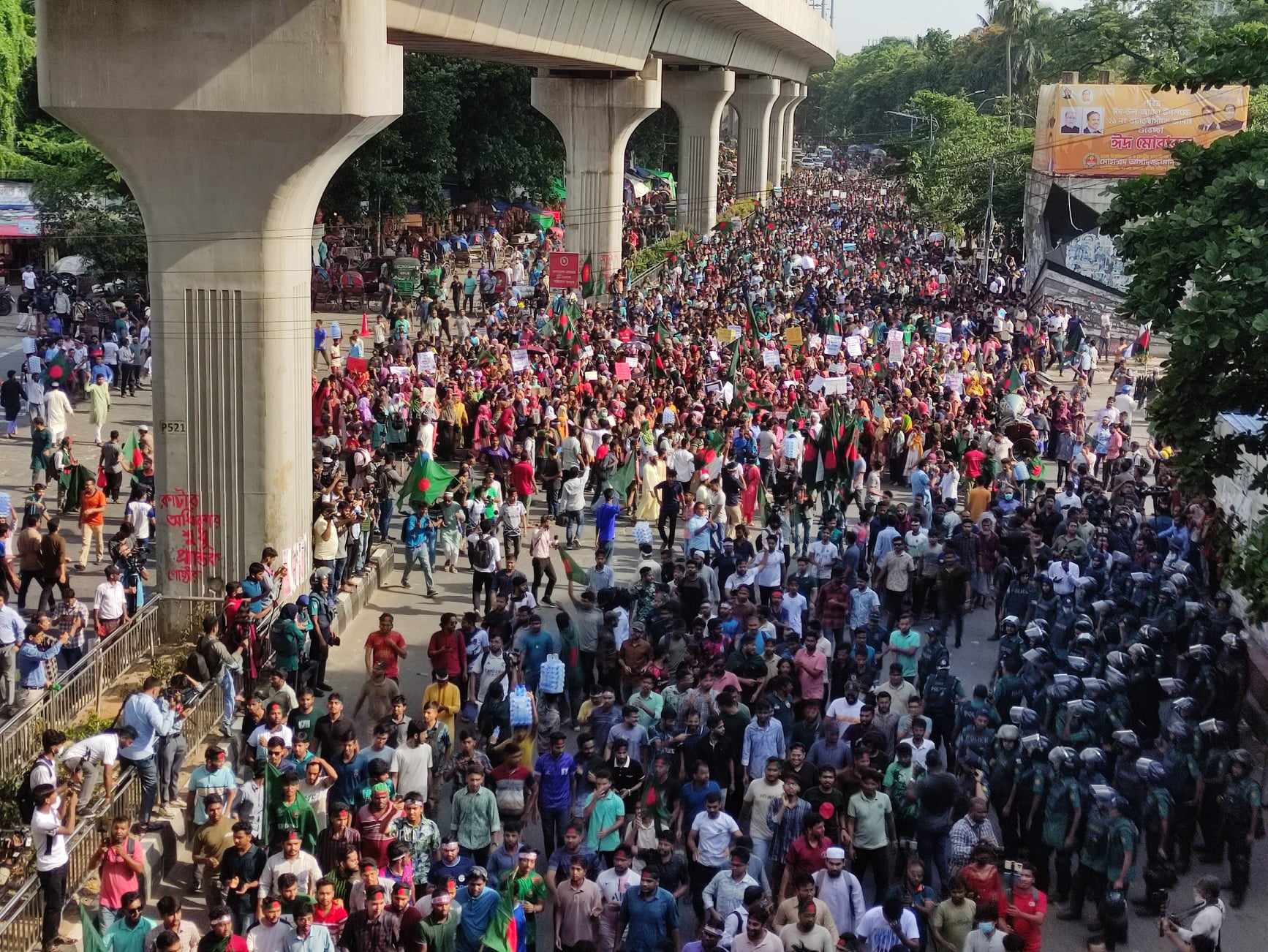 কোটা বাতিলের দাবিতে ‘বাংলা ব্লকেড’: রাজধানীসহ দেশের গুরুত্বপূর্ণ মোড়-মহাসড়ক অবরোধ