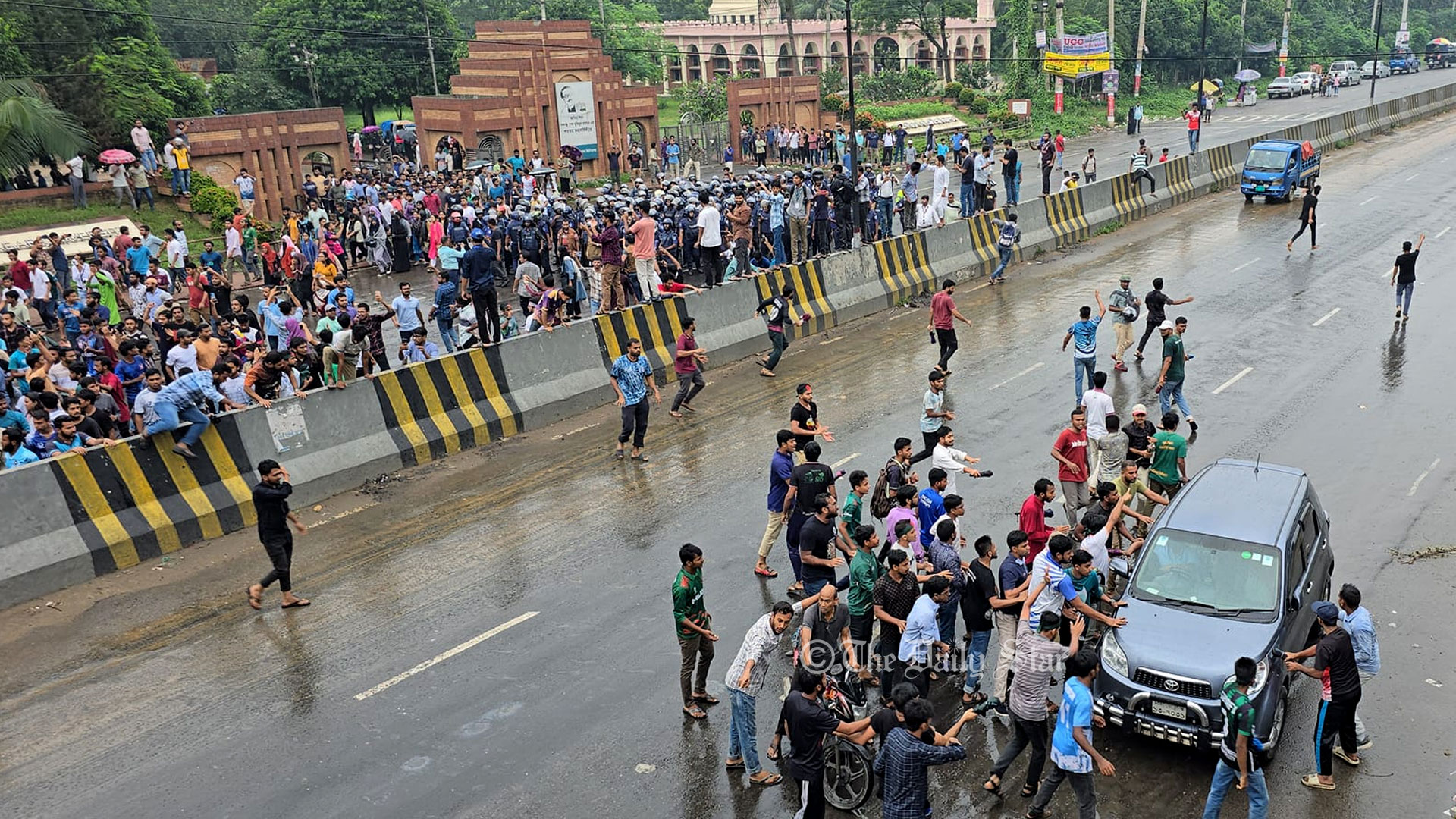 পুলিশের বাধা উপেক্ষা করে জাবি শিক্ষার্থীদের ঢাকা-আরিচা মহাসড়ক অবরোধ