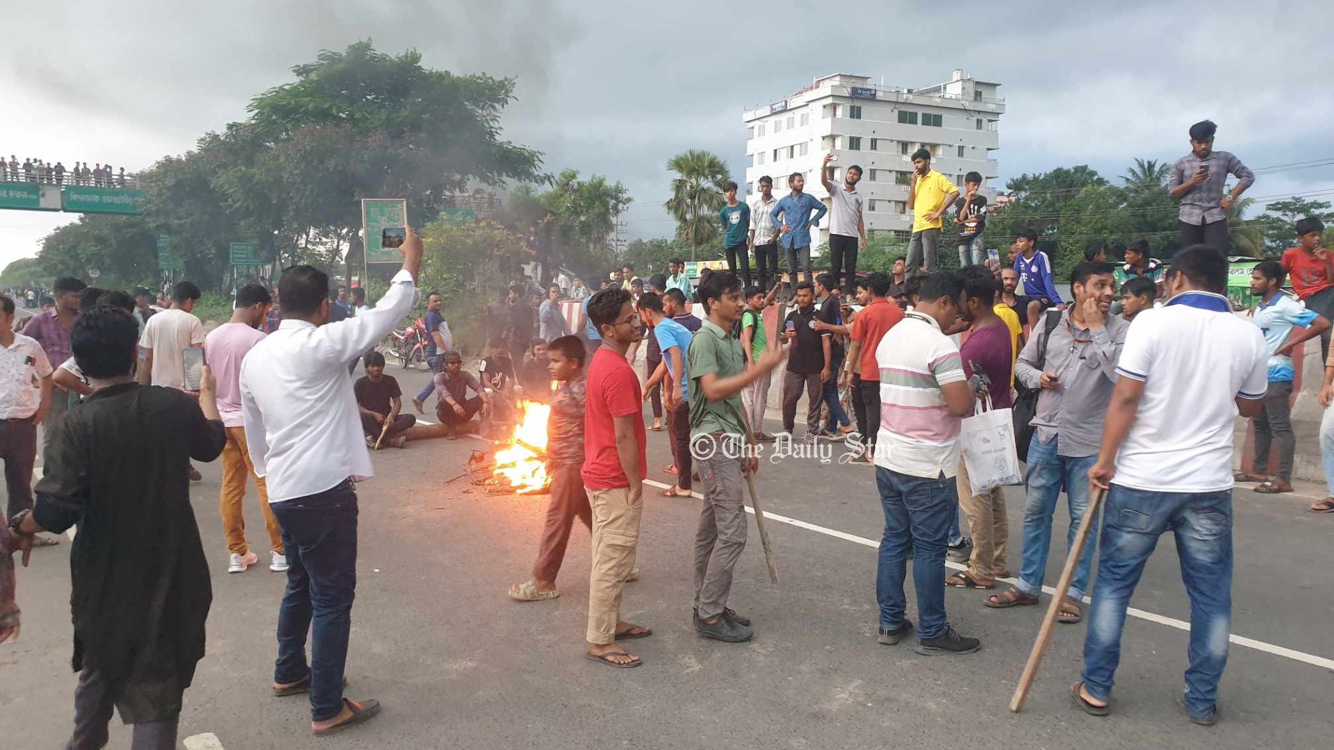 ঢাকা-চট্টগ্রাম মহাসড়কে টায়ারে আগুন জ্বালিয়ে শিক্ষার্থীদের বিক্ষোভ