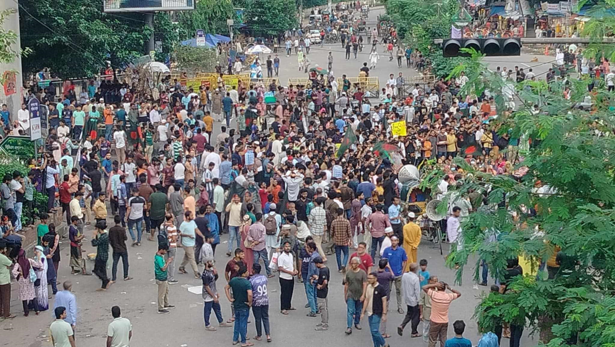 এক ঘণ্টা শাহবাগ মোড় অবরোধ শিক্ষার্থীদের
