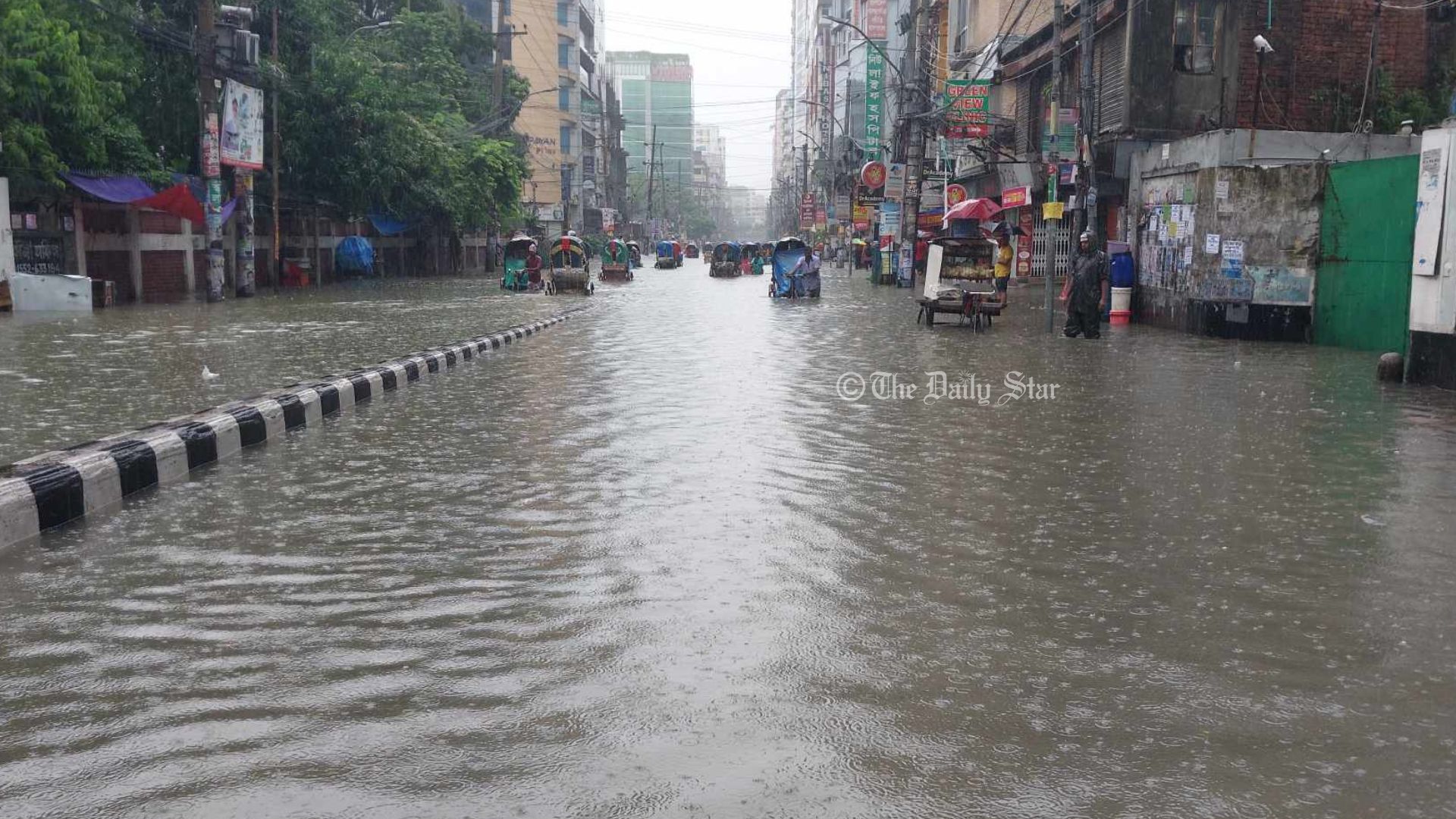 ভোর থেকে বৃষ্টি, ডুবেছে ঢাকার অধিকাংশ সড়ক