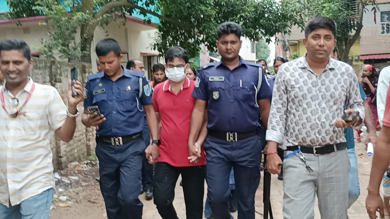 শিশু গৃহকর্মীকে নির্যাতনের অভিযোগে স্ত্রীসহ চিকিৎসক আটক