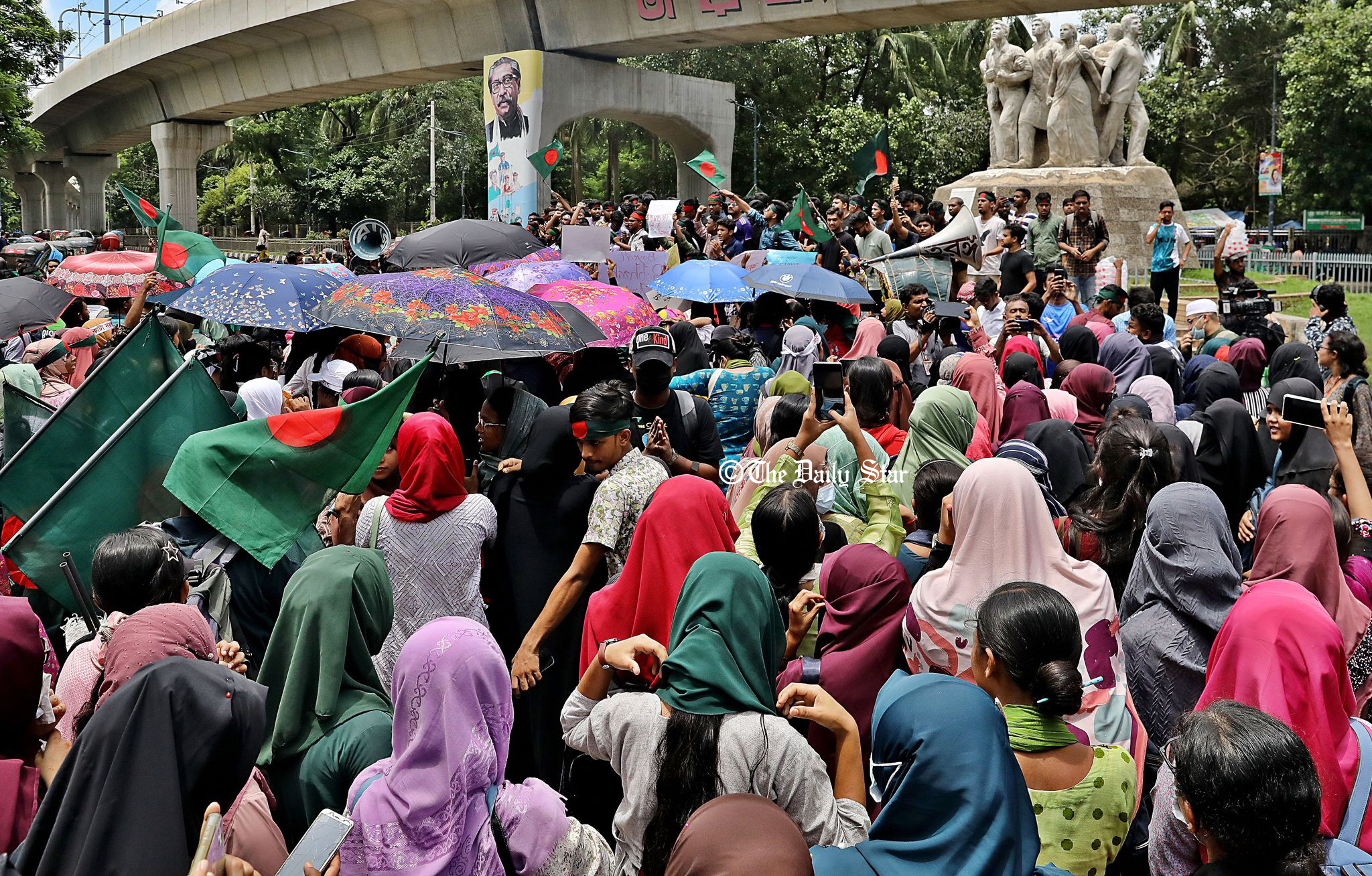স্লোগানে উত্তাল ঢাকা বিশ্ববিদ্যালয়