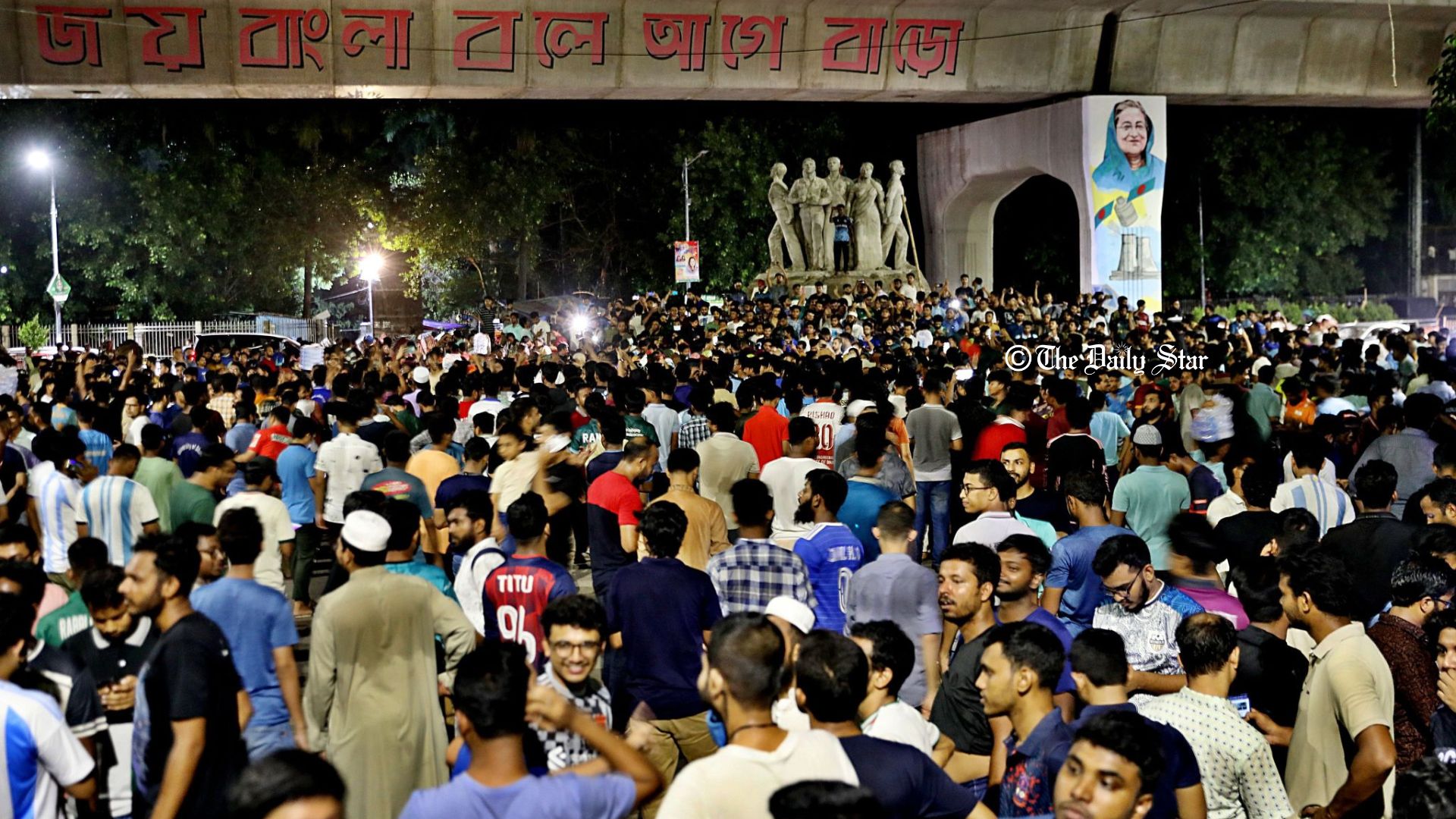 আনিসুর রহমানের ক্যামেরায় মধ্যরাতের উত্তাল ঢাকা বিশ্ববিদ্যালয়