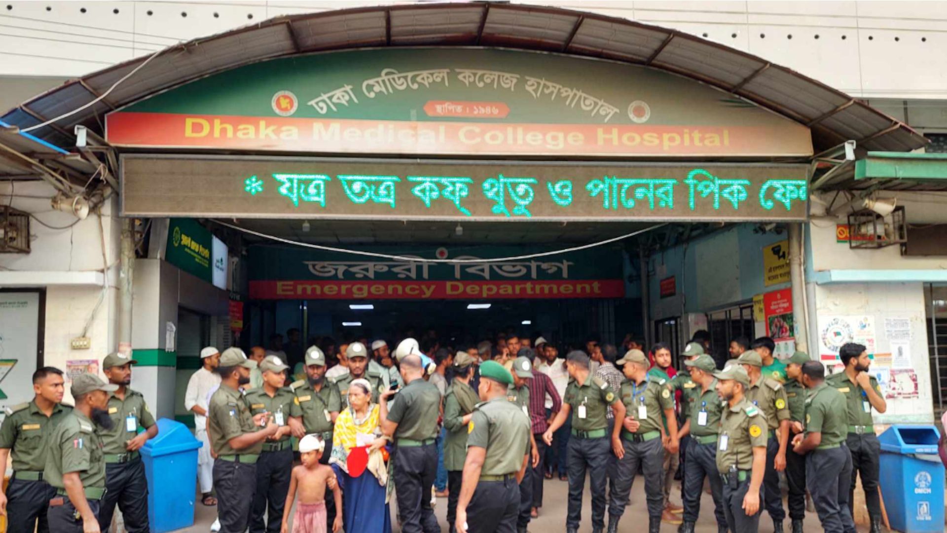 ঢাকা কলেজের সামনে পড়ে ছিল রক্তাক্ত মরদেহ