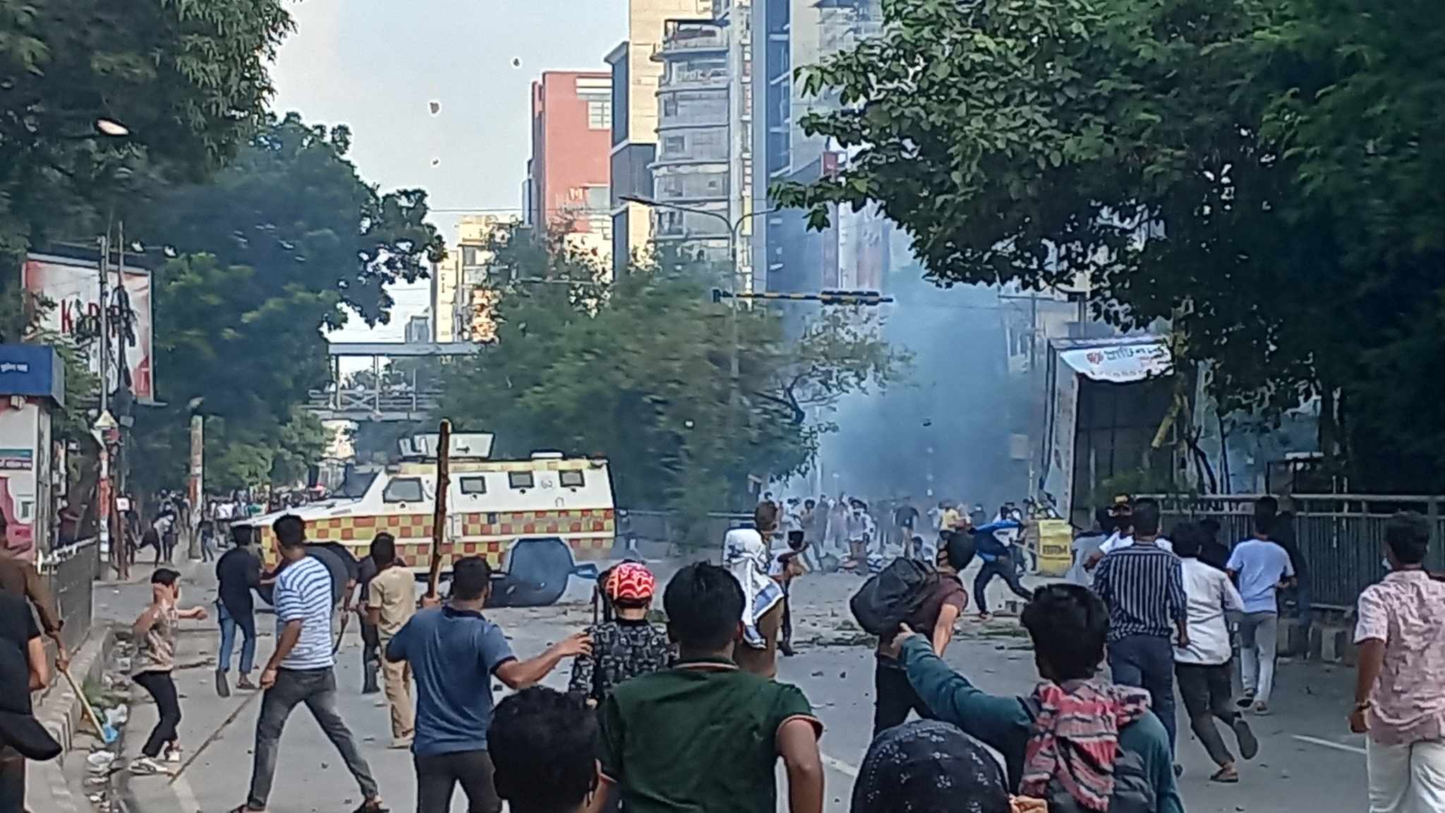 ধানমন্ডি ২৭ নম্বরে পুলিশ-যুবলীগের সঙ্গে আন্দোলনকারীদের দফায় দফায় সংঘর্ষ
