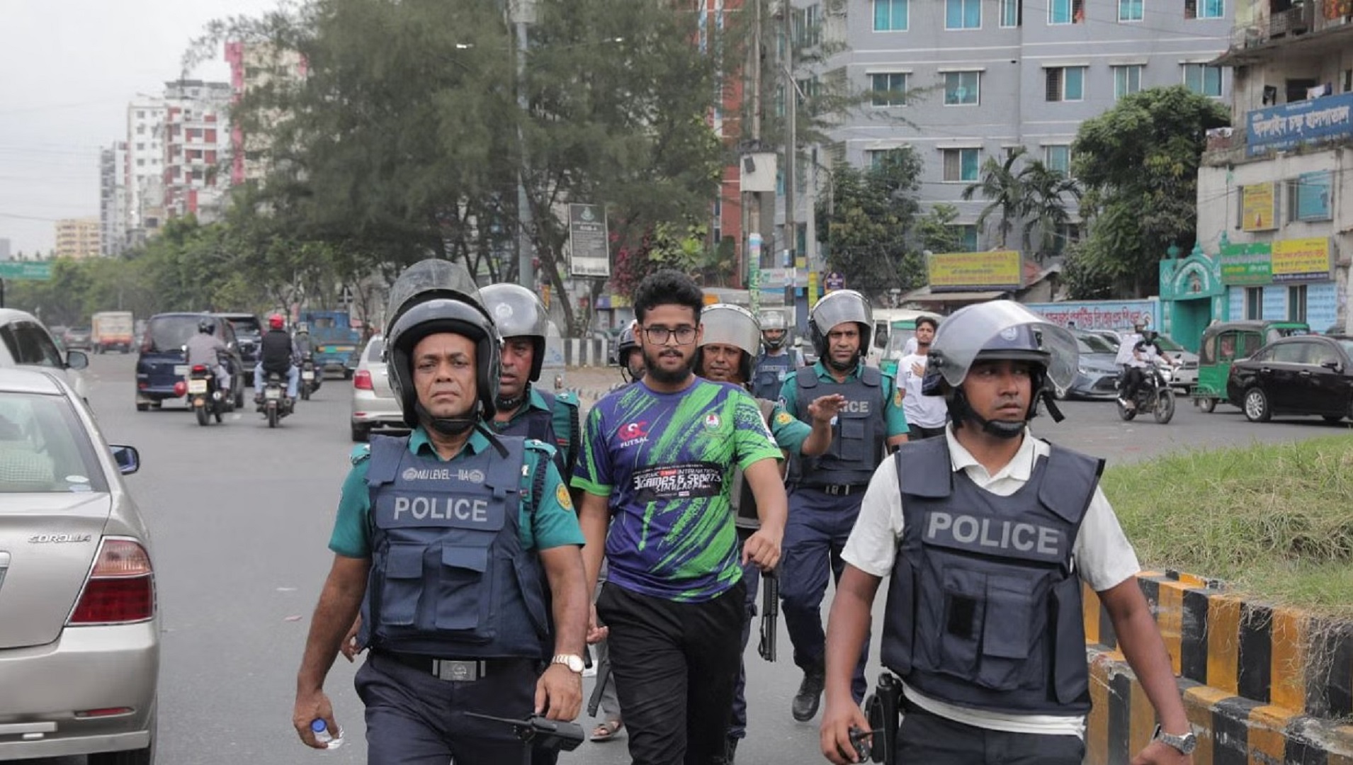 ইসিবি চত্বরে শিক্ষার্থীদের লাঠিপেটা, বেশ কয়েকজন আটক