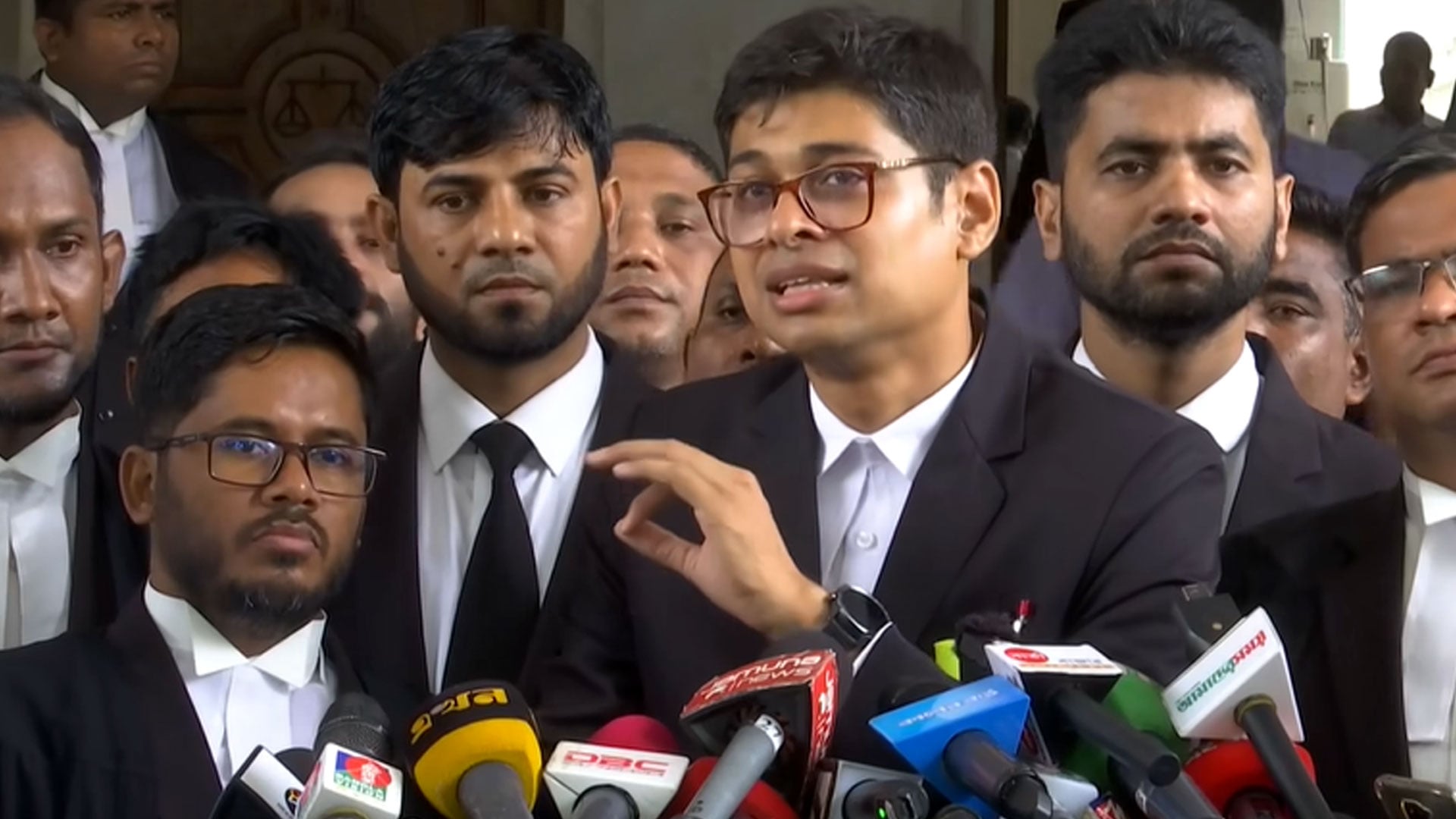 নিরাপত্তার জন্য মানুষ কেন ডিবি কার্যালয়ে যাবে, থানায় কেন না: মানজুর আল মতিন
