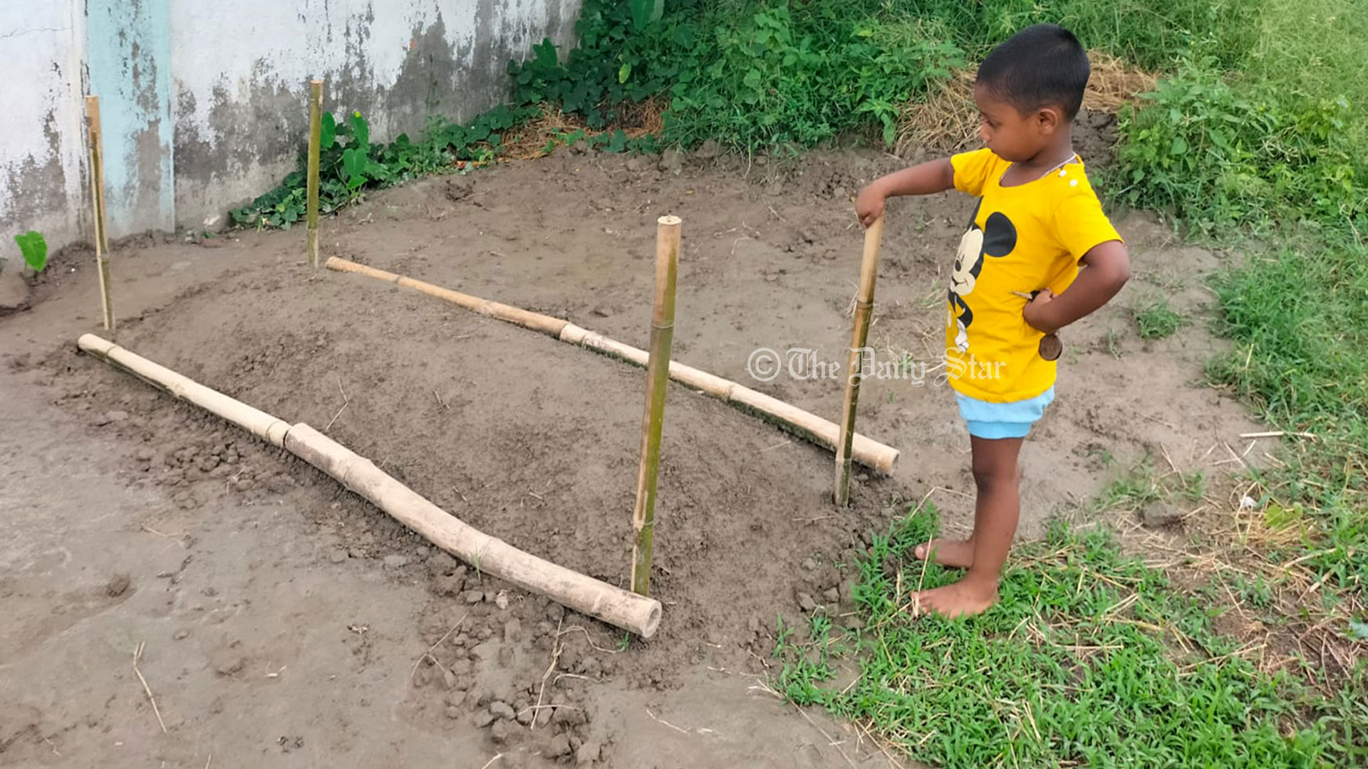 বাবার কবরের পাশে দাঁড়িয়ে থাকে আয়াত