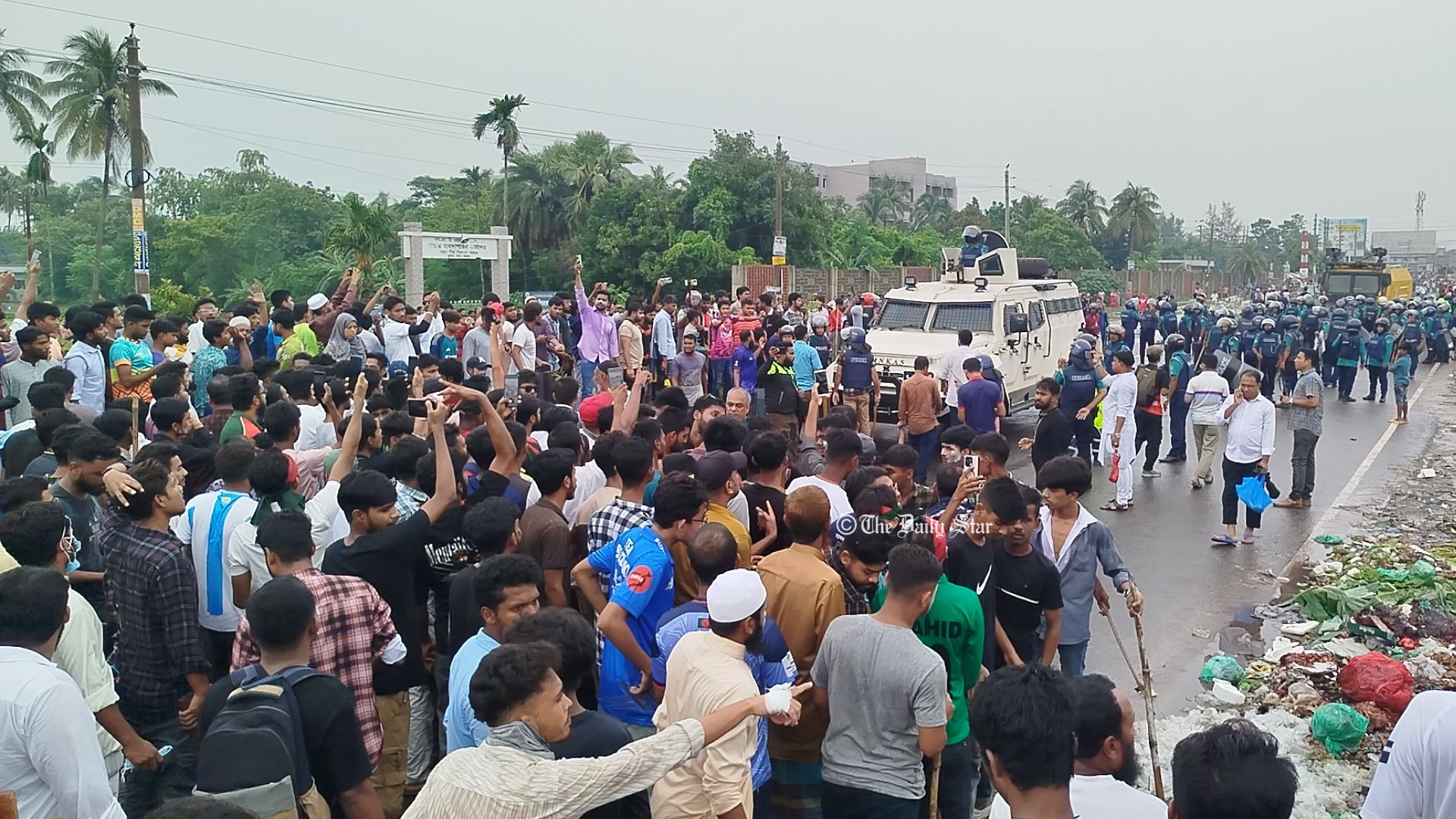 খুলনায় বিক্ষোভকারীদের মিছিলে পুলিশের টিয়ারশেল-লাঠিচার্জ