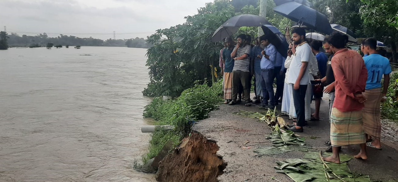 হালদার বাঁধ ভেঙে ঢুকছে পানি, ডুবে গেছে শতাধিক ঘরবাড়ি