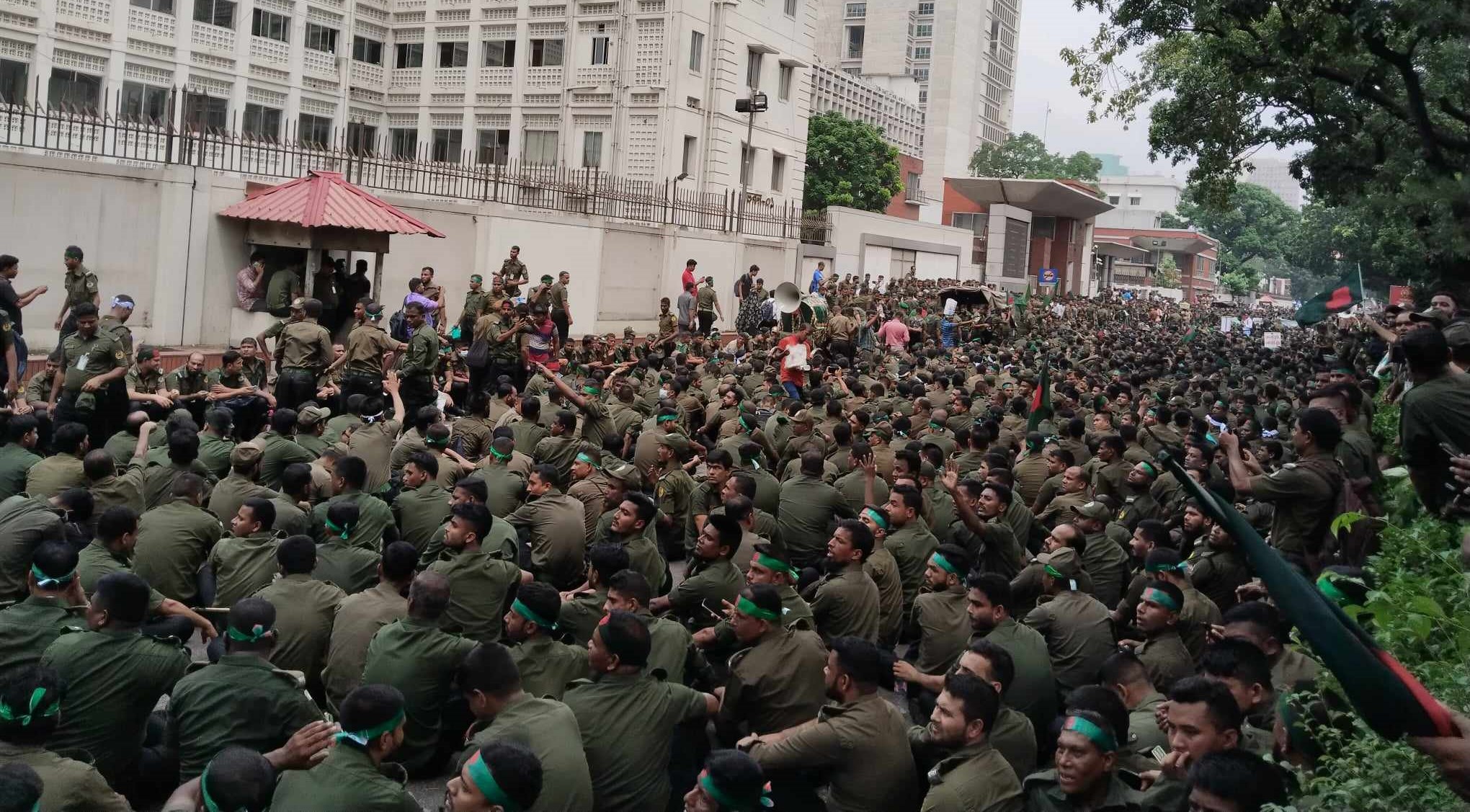 সচিবালয় ঘেরাও: কারাগারে ৩৭৭ আনসার সদস্য
