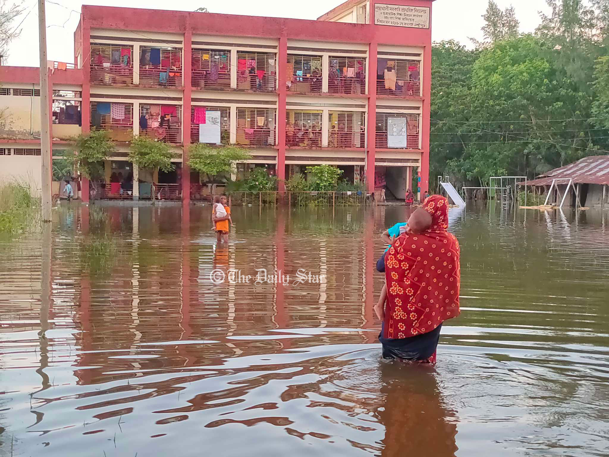 ঘরে ফেরার অপেক্ষায় সড়কে রাত কাটছে লক্ষ্মীপুরের কলাকোপাবাসীর