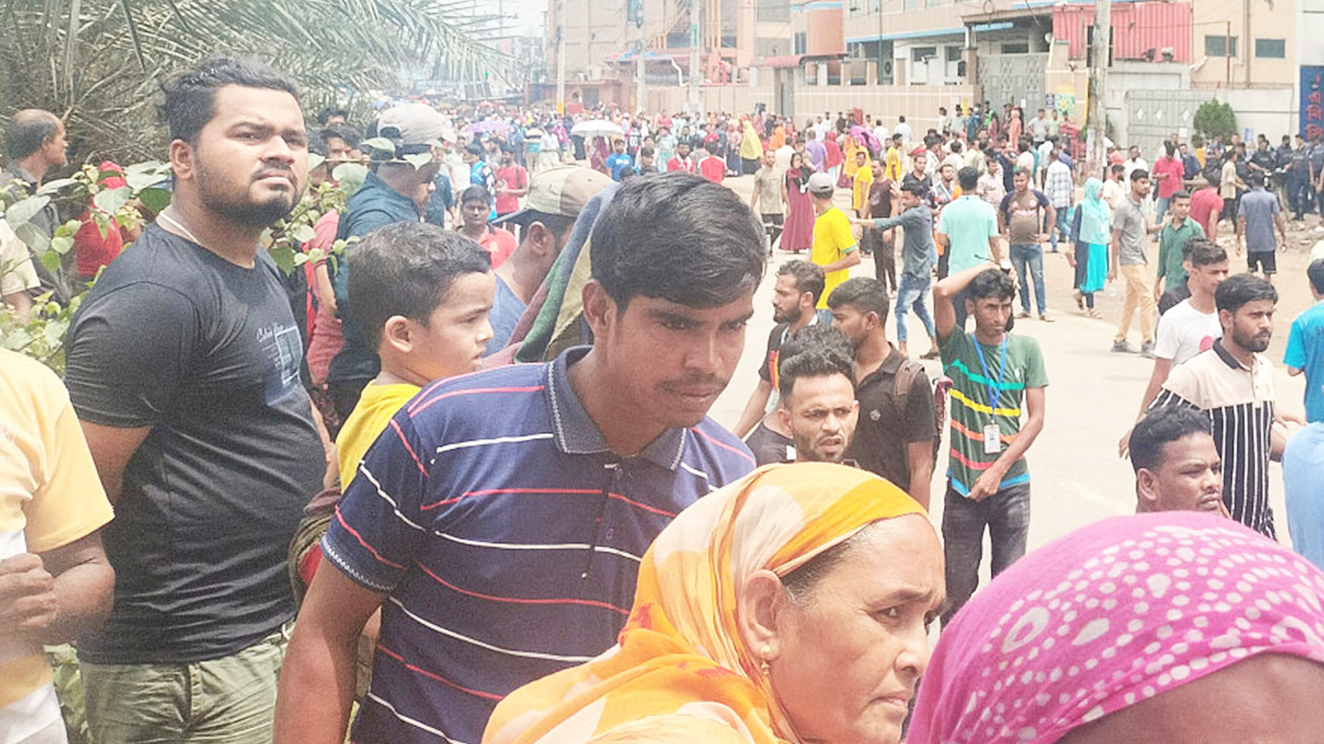 শ্রমিক বিক্ষোভ: ১০ পোশাক কারখানা ও ২০ ওষুধ কারখানার উৎপাদন বন্ধ