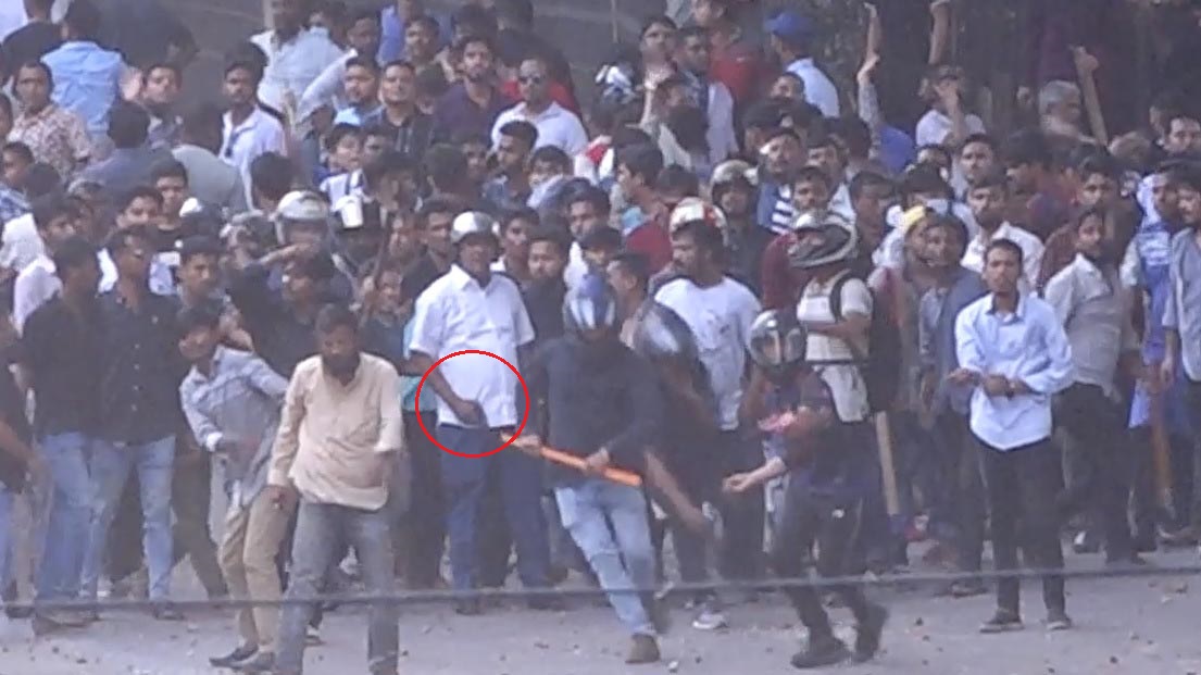 মুরাদপুরে পিস্তল হাতে শিক্ষার্থীদের ওপর হামলার নেতৃত্ব দিয়েছিলেন আ. লীগ নেতা বাবর