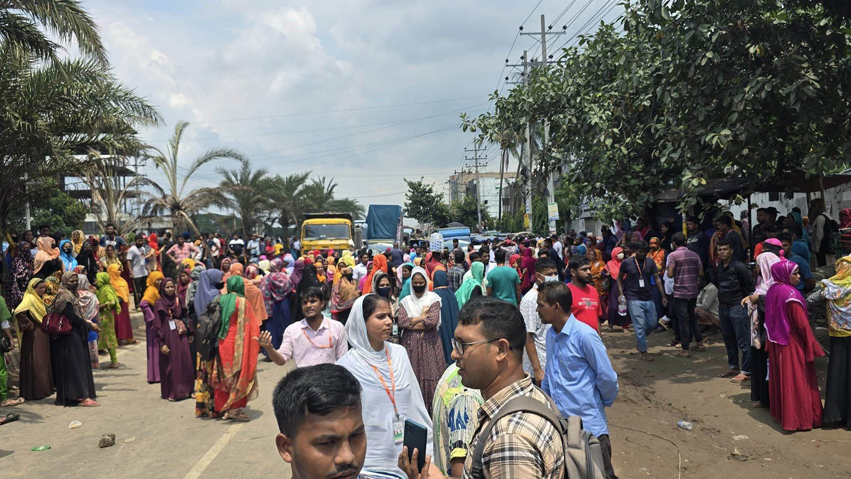 আশুলিয়ায় আজও ৬০ পোশাক কারখানা ছুটি ঘোষণা