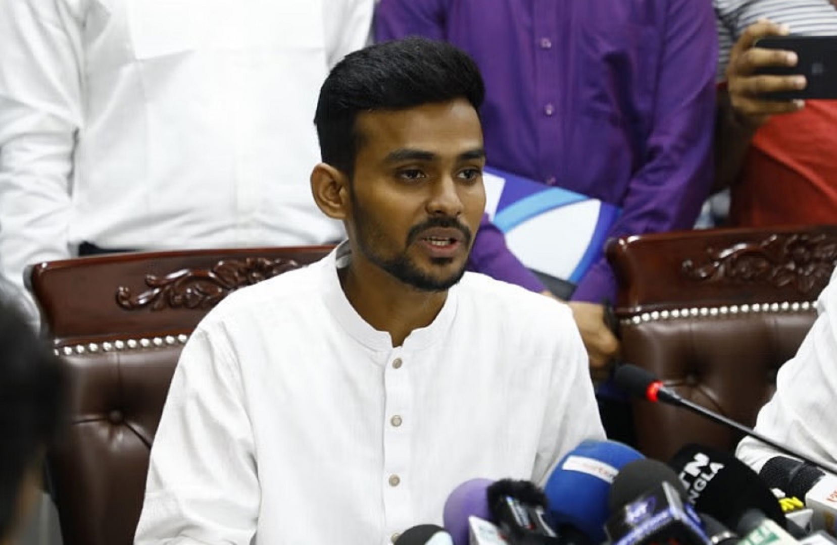 অন্তর্বর্তী সরকারকে ব্যর্থ করার ষড়যন্ত্র থেকে আগুন, উপদেষ্টা আসিফের সন্দেহ