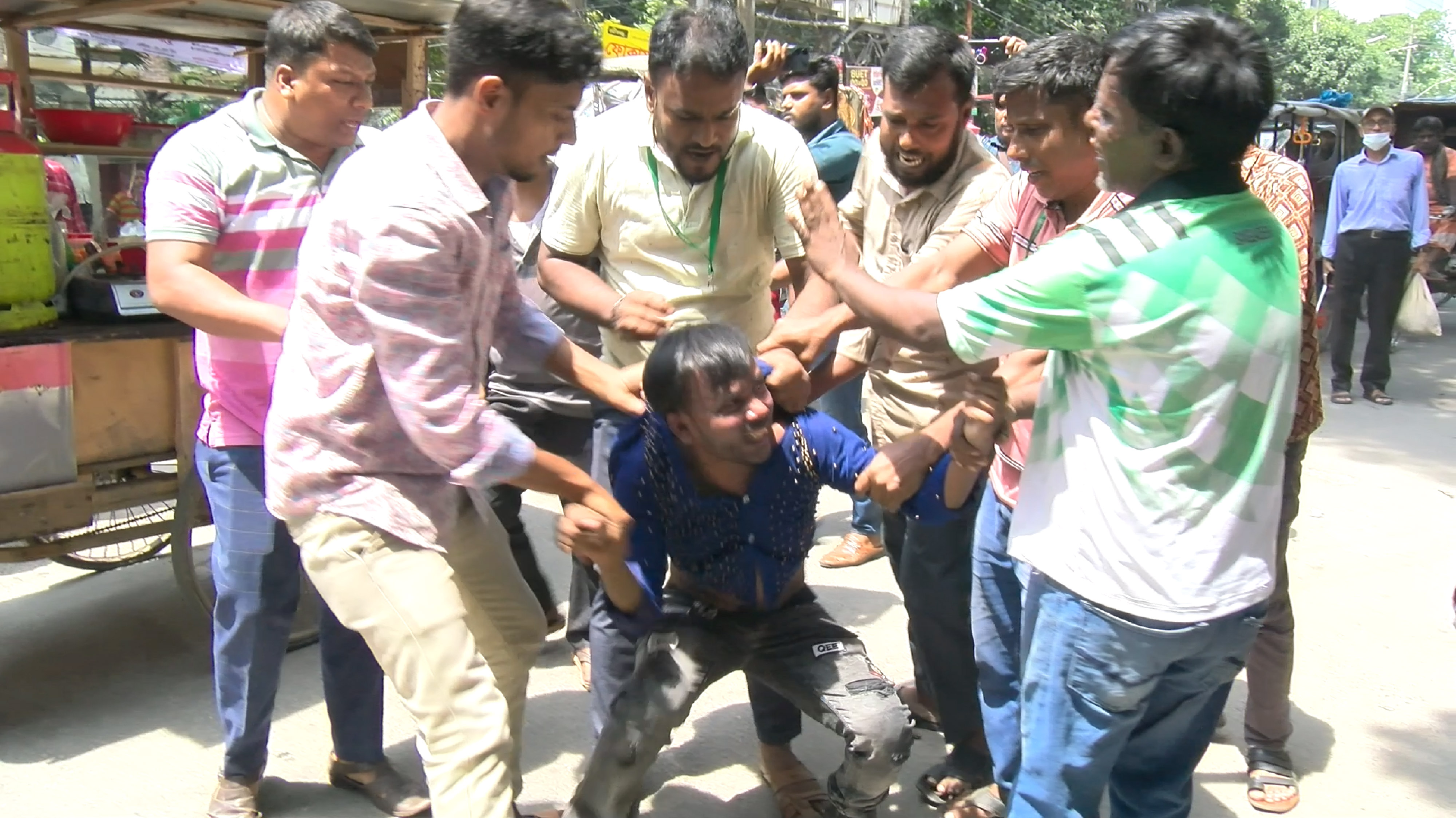 বগুড়ায় আদালত প্রাঙ্গণে হিরো আলমের ওপর হামলা