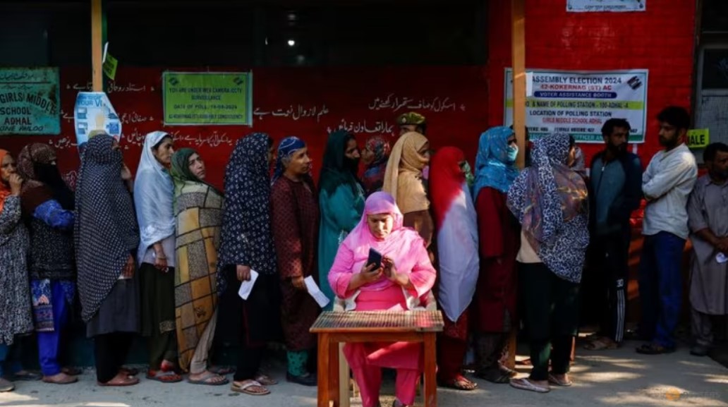 জম্মু-কাশ্মীরে বিধানসভা নির্বাচনের দ্বিতীয় দফার ভোটে উপস্থিতি ৫৬ শতাংশ