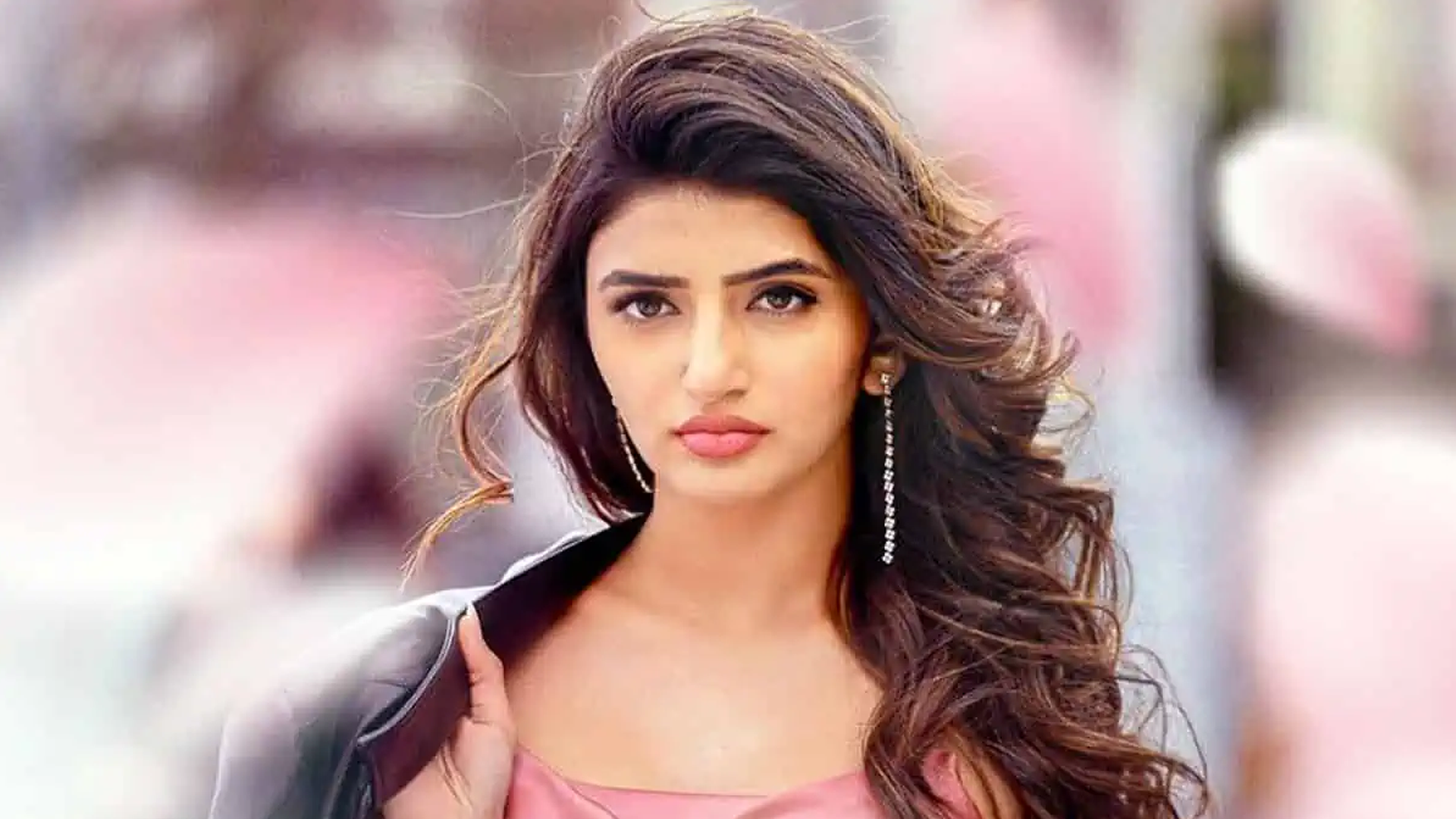 বলিউডে অভিষেকের অপেক্ষায় দক্ষিণের শ্রীলীলা
