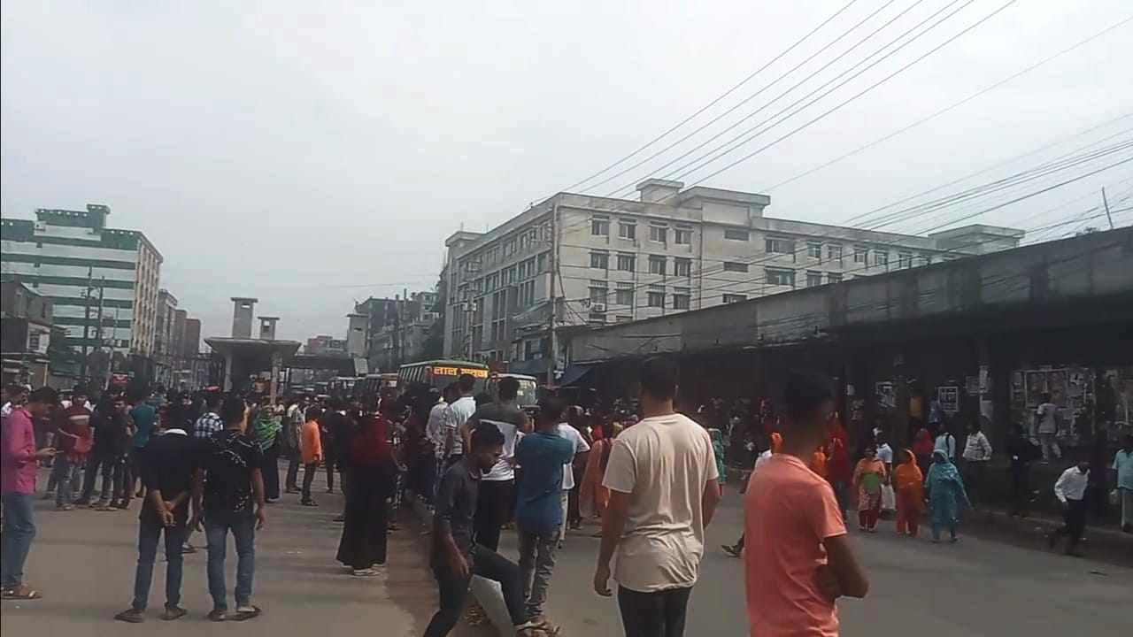 গাজীপুরে পোশাক শ্রমিকদের ঢাকা-টাঙ্গাইল মহাসড়ক অবরোধ, ১২ কারখানায় ছুটি