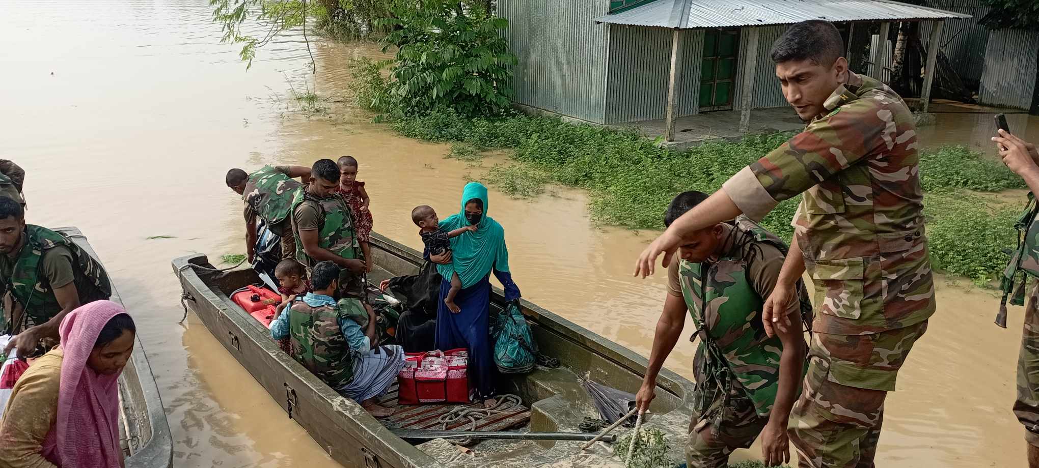 ধোবাউড়া-হালুয়াঘাটে বন্যায় পানিবন্দী ৬০ হাজার পরিবার, উদ্ধারে সেনাবাহিনী