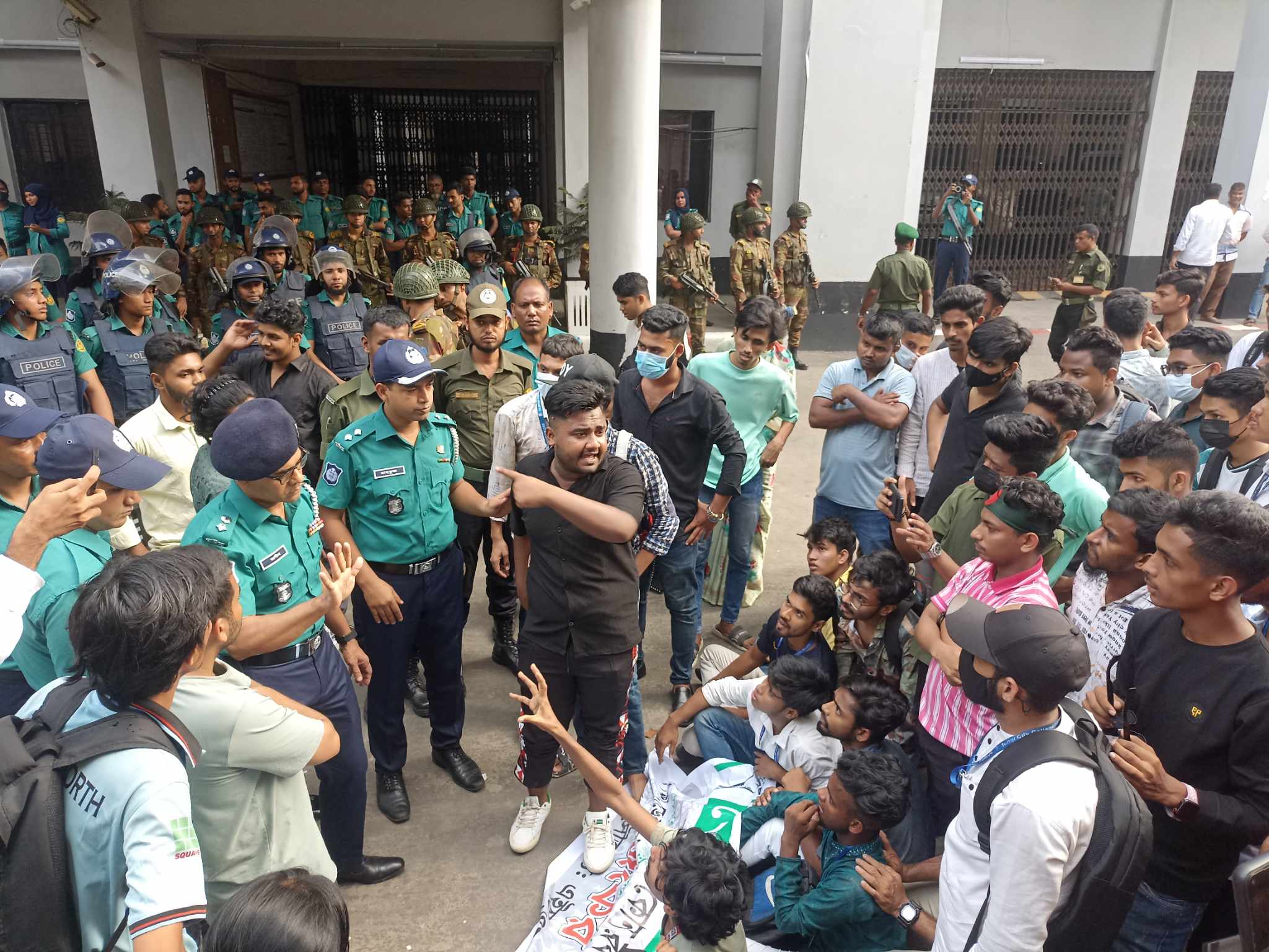 এইচএসসির ফল পুনর্মূল্যায়নের দাবিতে ঢাকা বোর্ড কার্যালয়ে বিক্ষোভ-ভাঙচুর