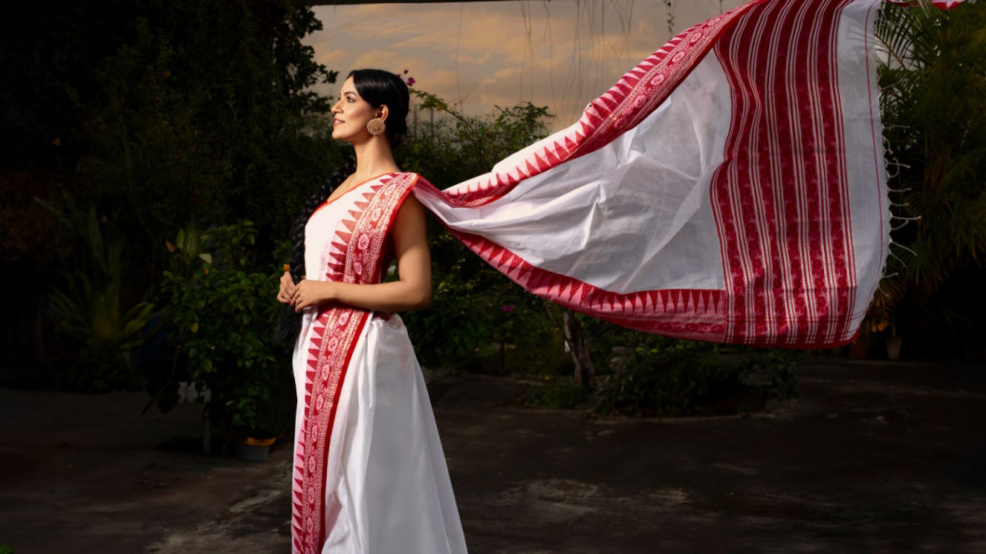 বাঙালি নারীর পরনে চিরায়ত সুতি শাড়ি