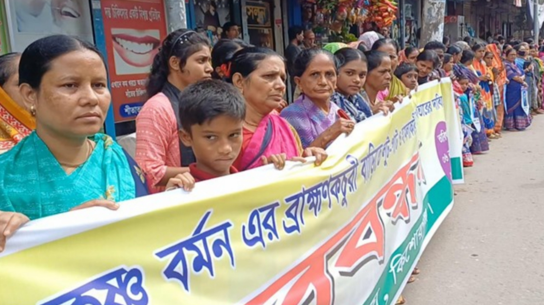 হিন্দু বাড়িতে হামলা-লুটপাট: বহিষ্কৃত বিএনপি নেতার গ্রেপ্তার দাবিতে মানববন্ধন